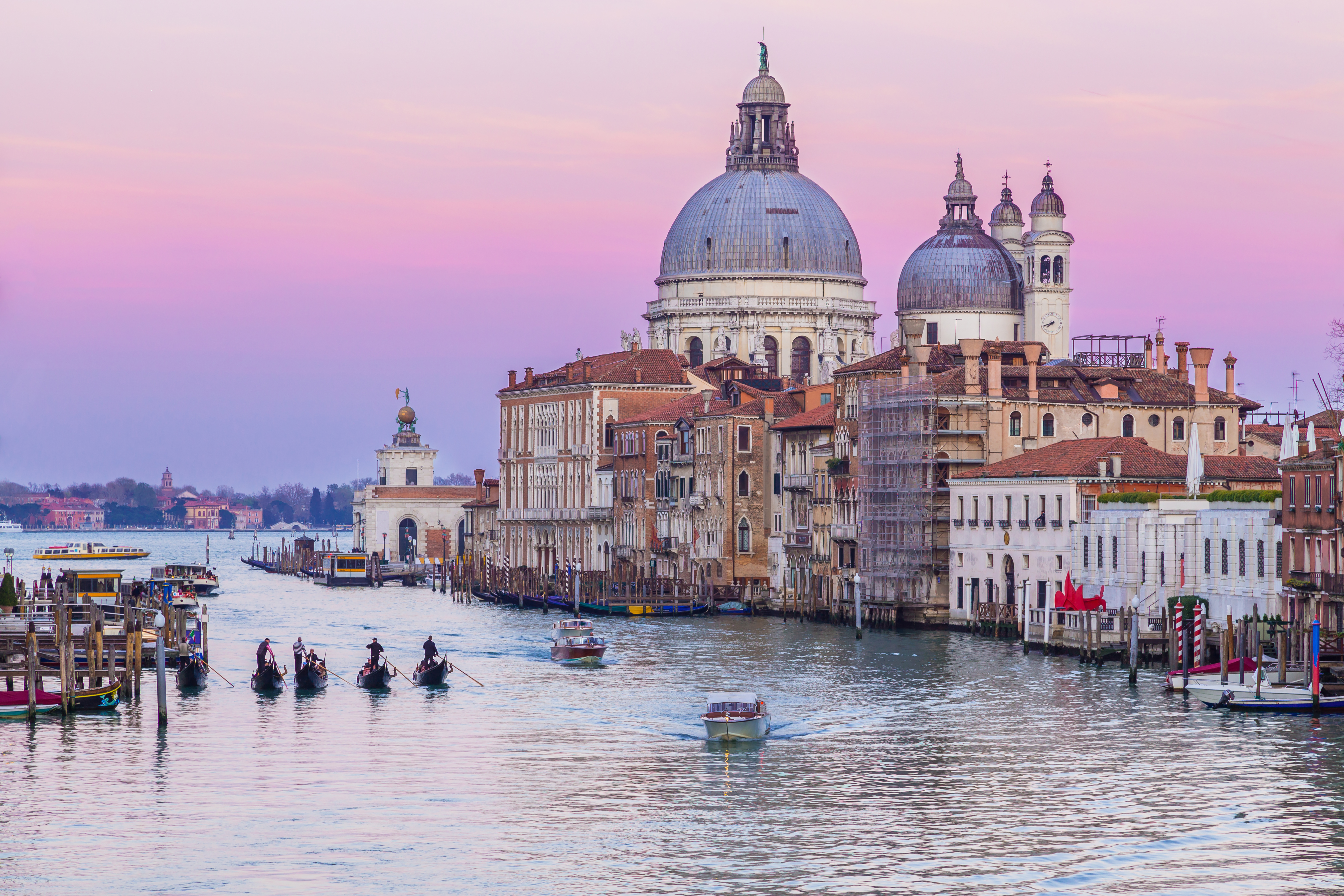 Canal Grande i Venedig ved skumring med Santa Maria della Salute og gondoler