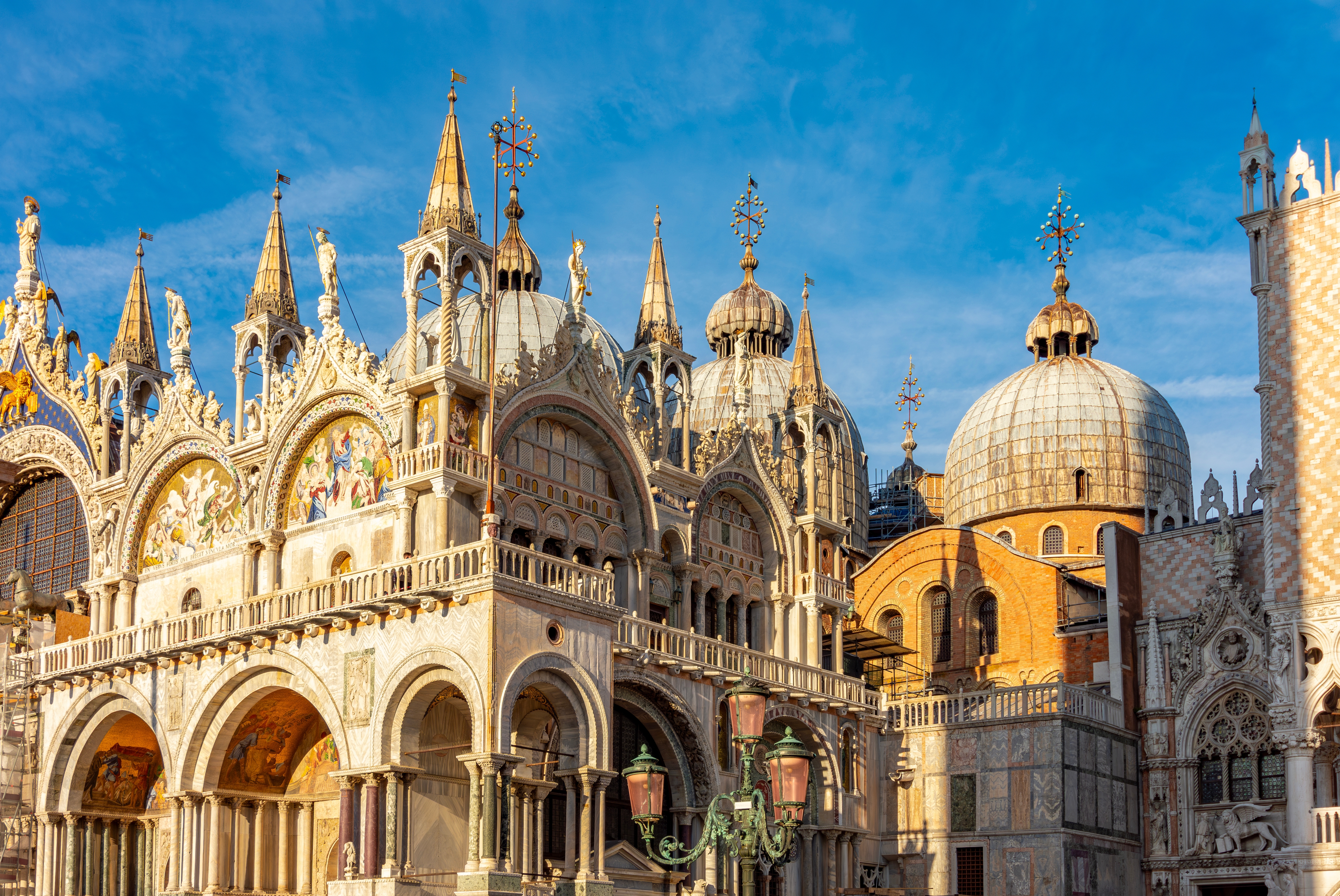 Dogepaladset og Markuskirken med byzantinske kupler og gylden dekoration i Venedig