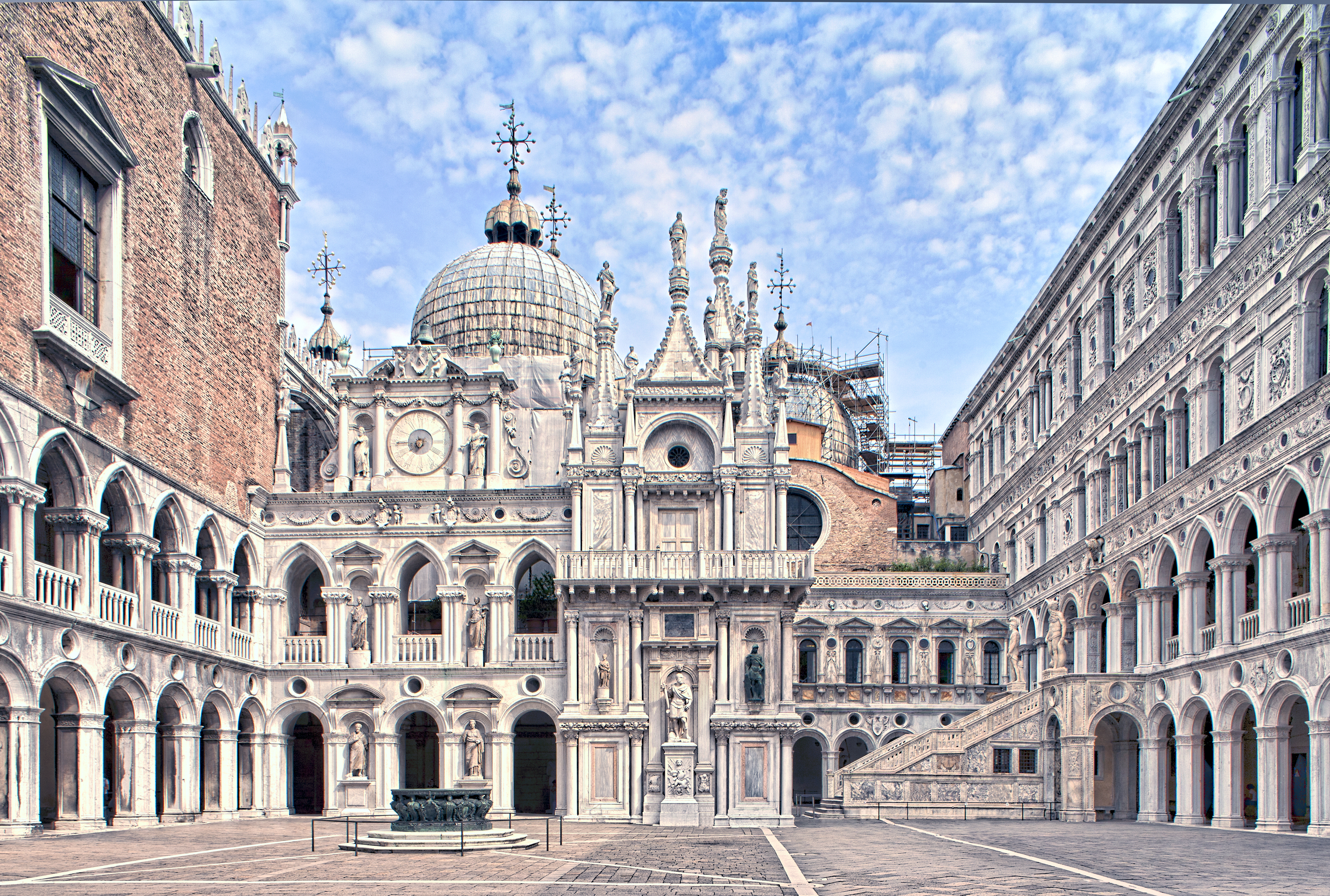 Det berømte Dogepalads indre gaardplads med marmor arkitektur i Venedig Italien