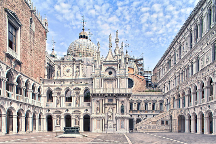 Det berømte Dogepalads indre gaardplads med marmor arkitektur i Venedig Italien