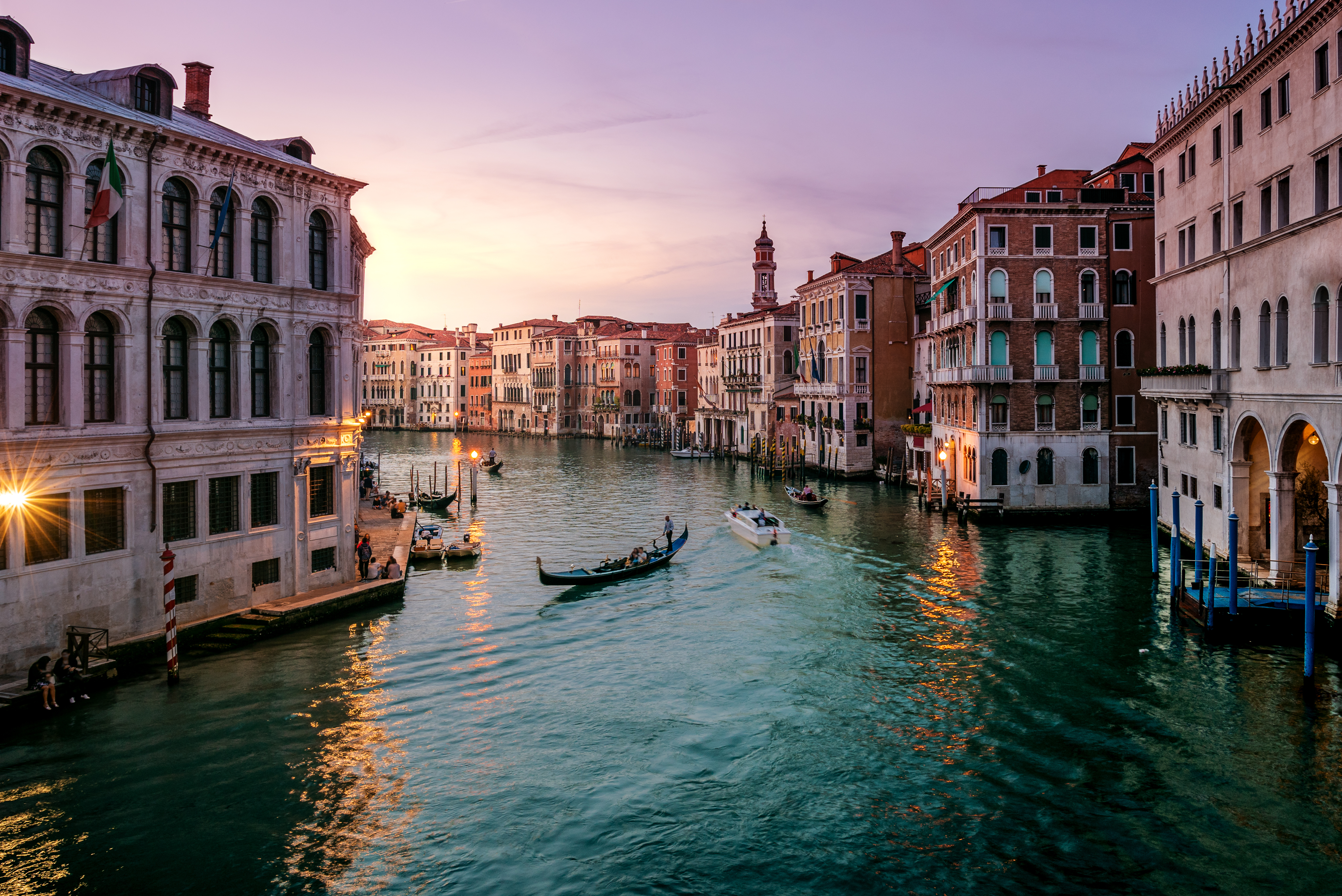 Canal Grande i Venedig med gondoler i smukt aftenlys