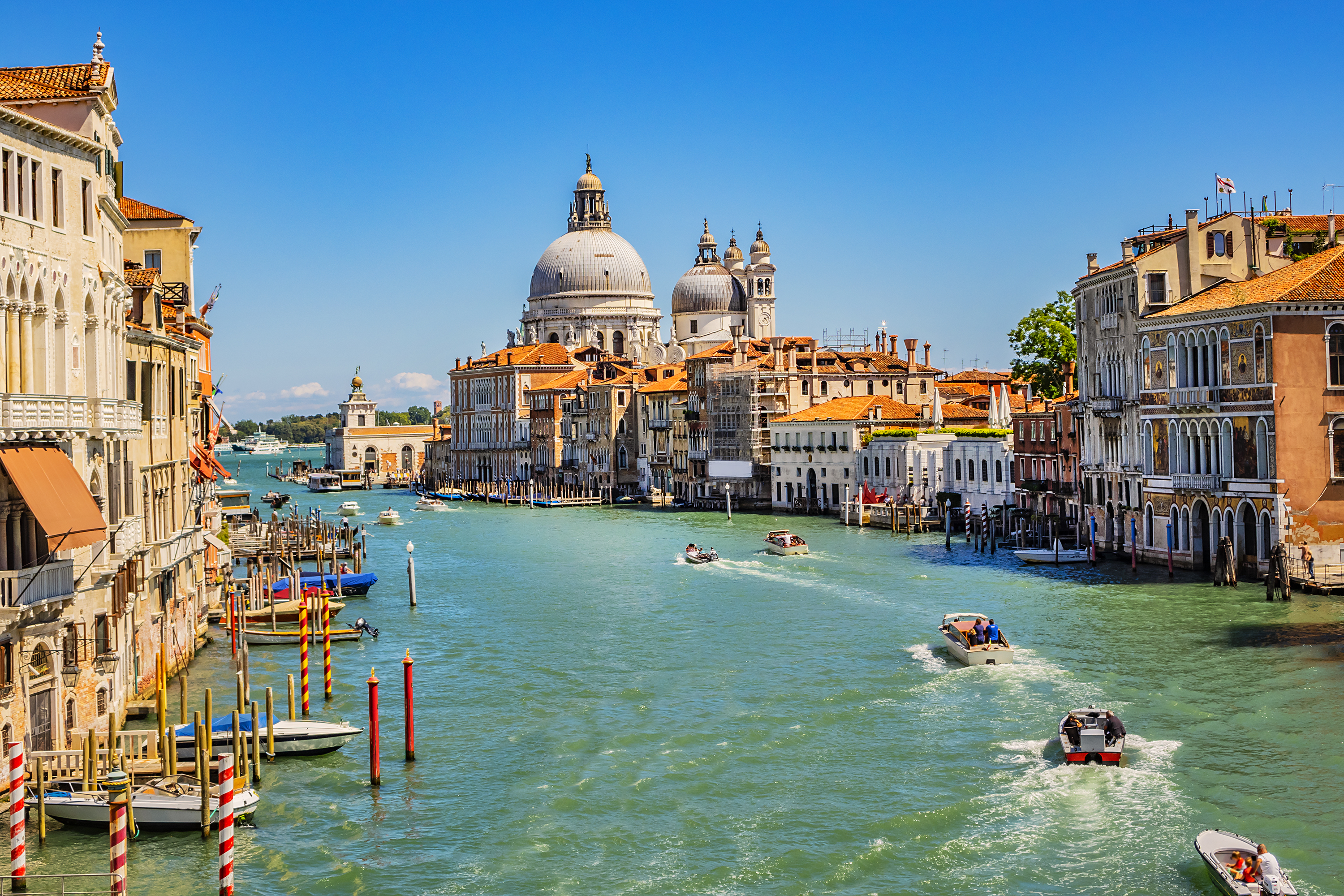 Fantastisk udsigt over den beroemte kanal i Venedig med historisk kirke og venetiansk arkitektur