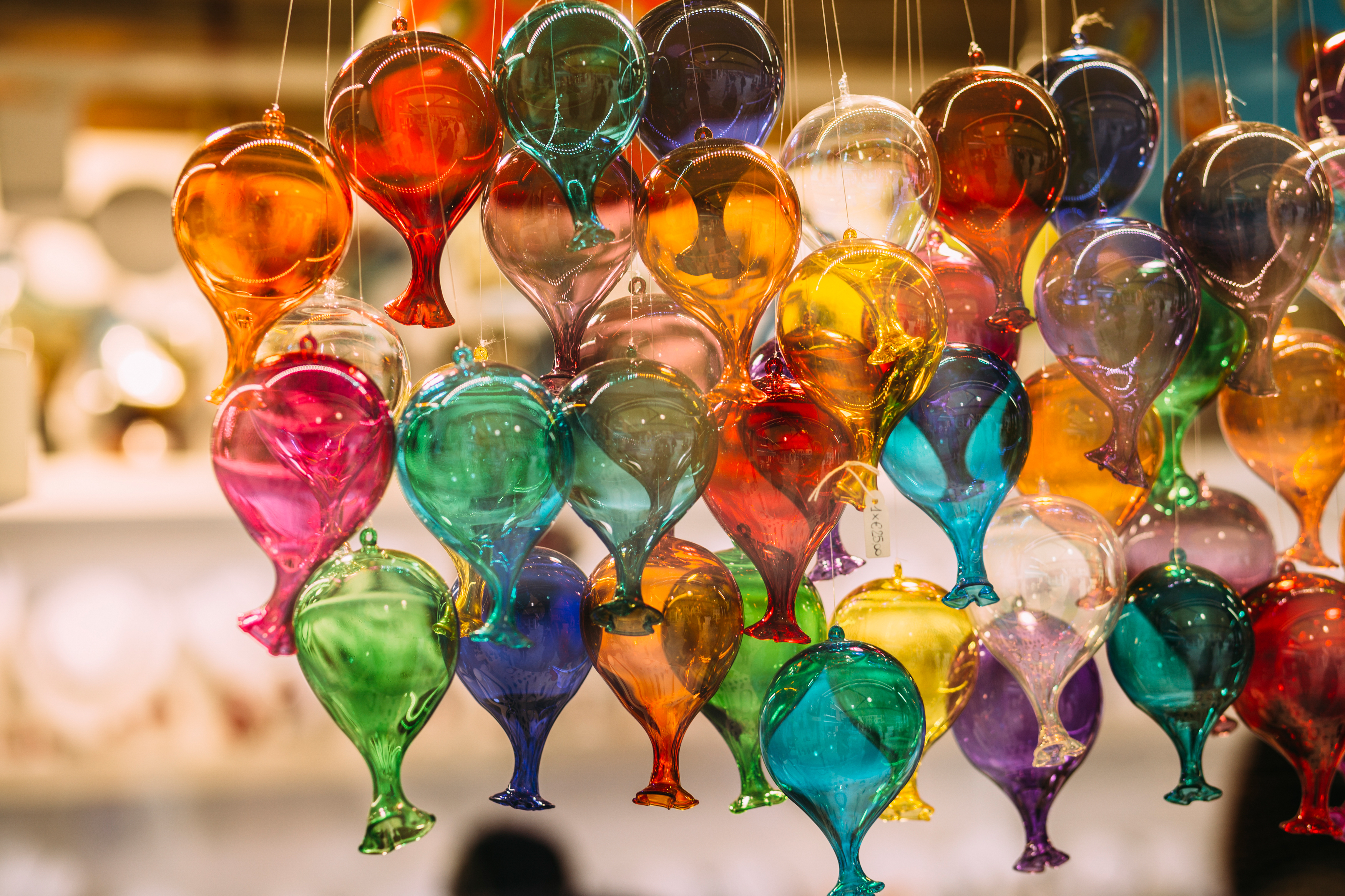 Farverigt Murano glas kunsthåndværk hængende i Venedig butik