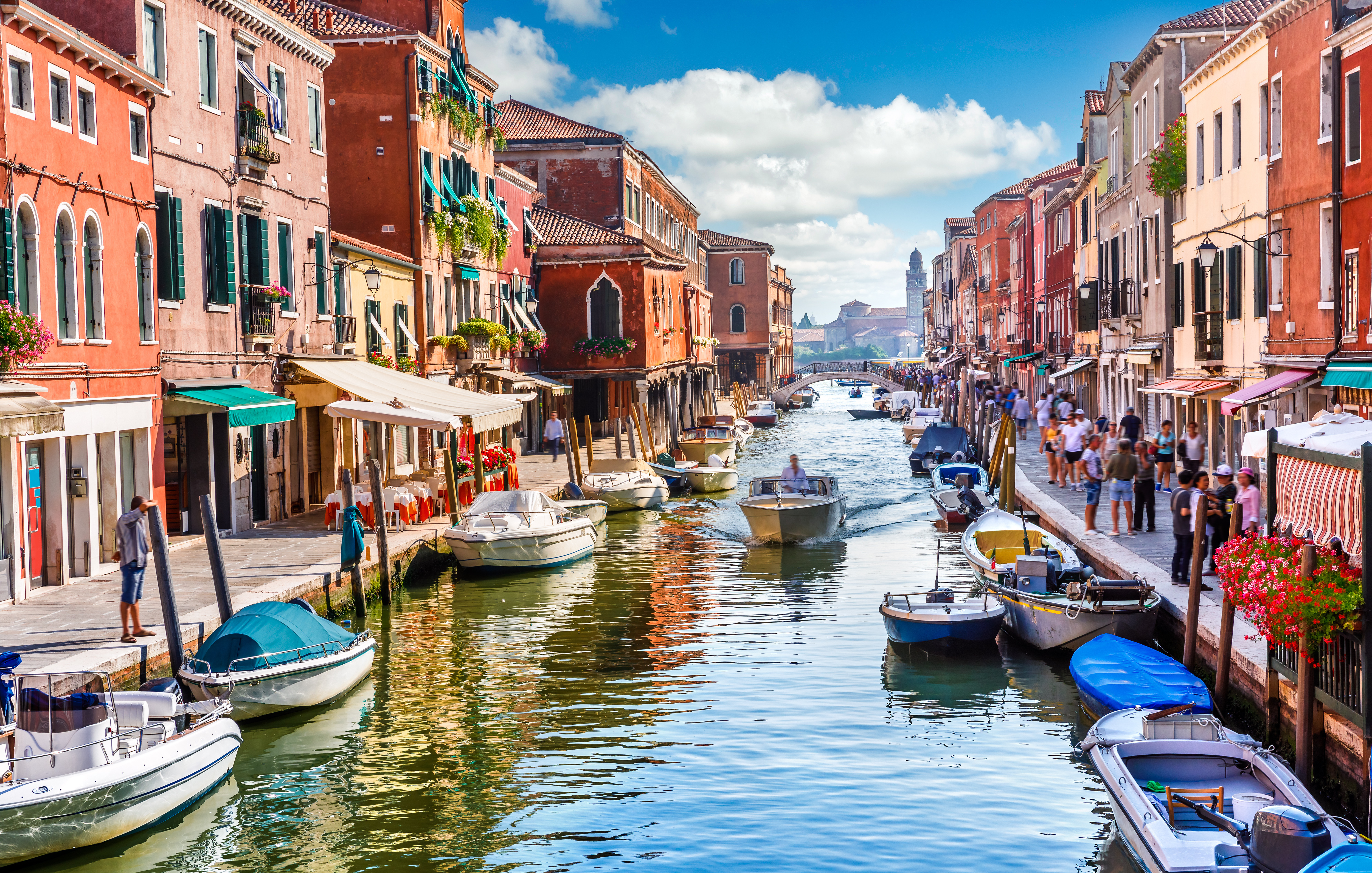Rejseoplevelse i Venedig med kanaler, både og autentisk italiensk atmosfære