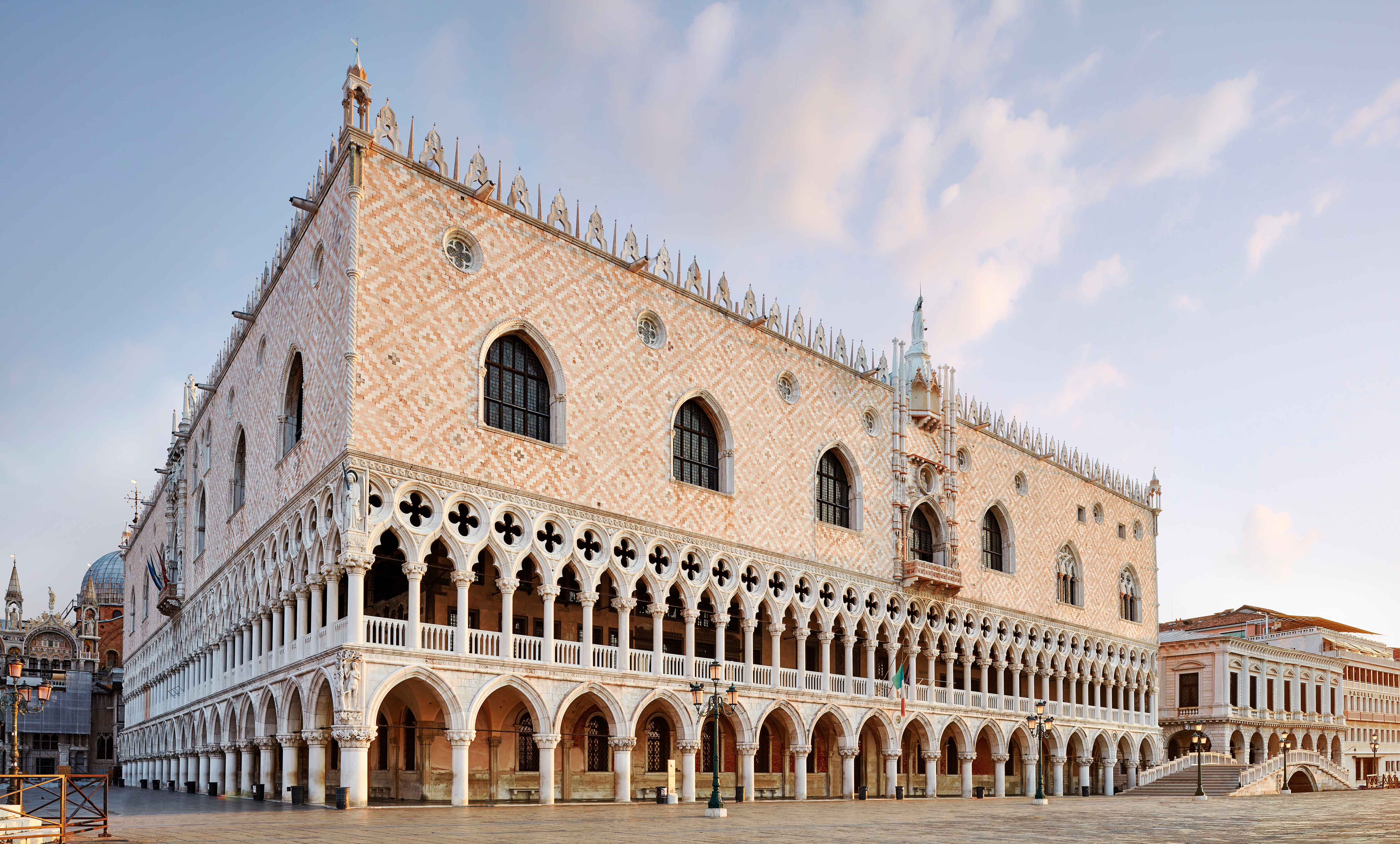 Imponerende venetiansk palads med gotiske elementer og elegant facade i Italien