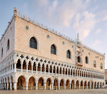 Imponerende venetiansk palads med gotiske elementer og elegant facade i Italien