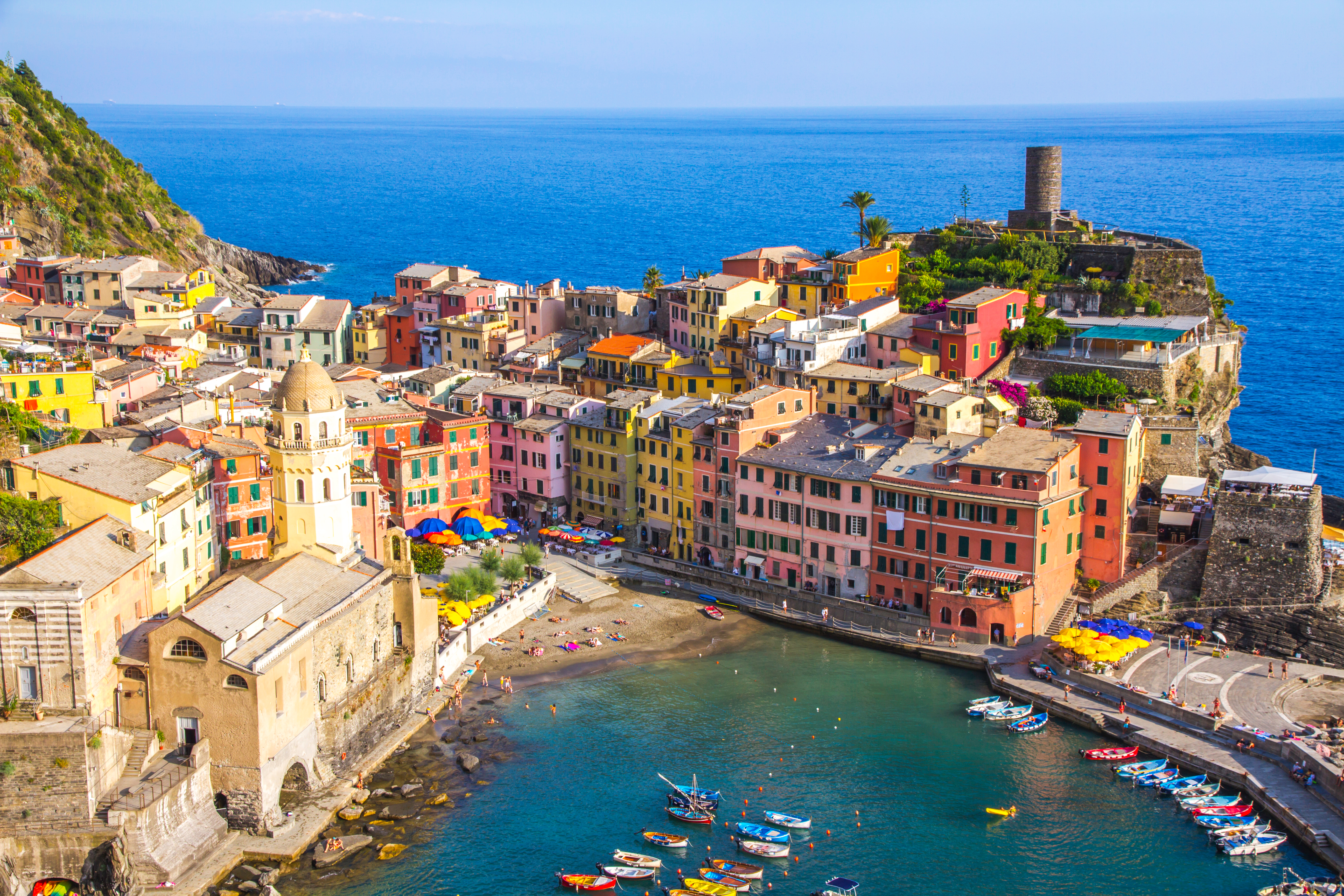 Vernazza havn og landsby i Cinque Terre, Liguria, Italien med klippekyst og blåt hav