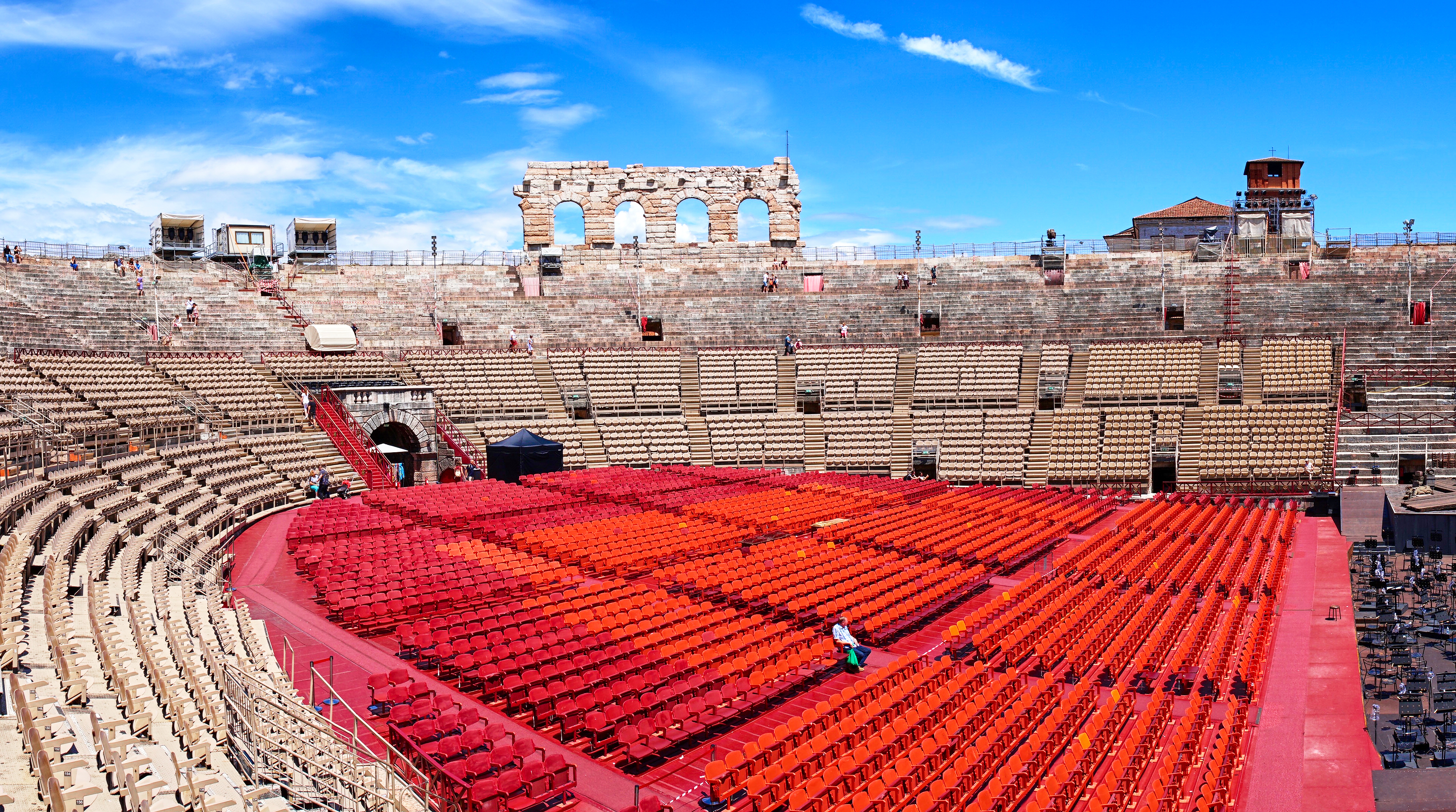 Panoramaudsigt over Arena di Verona med røde sæder, et UNESCO-verdensarvssted og berømt operascene i Italien
