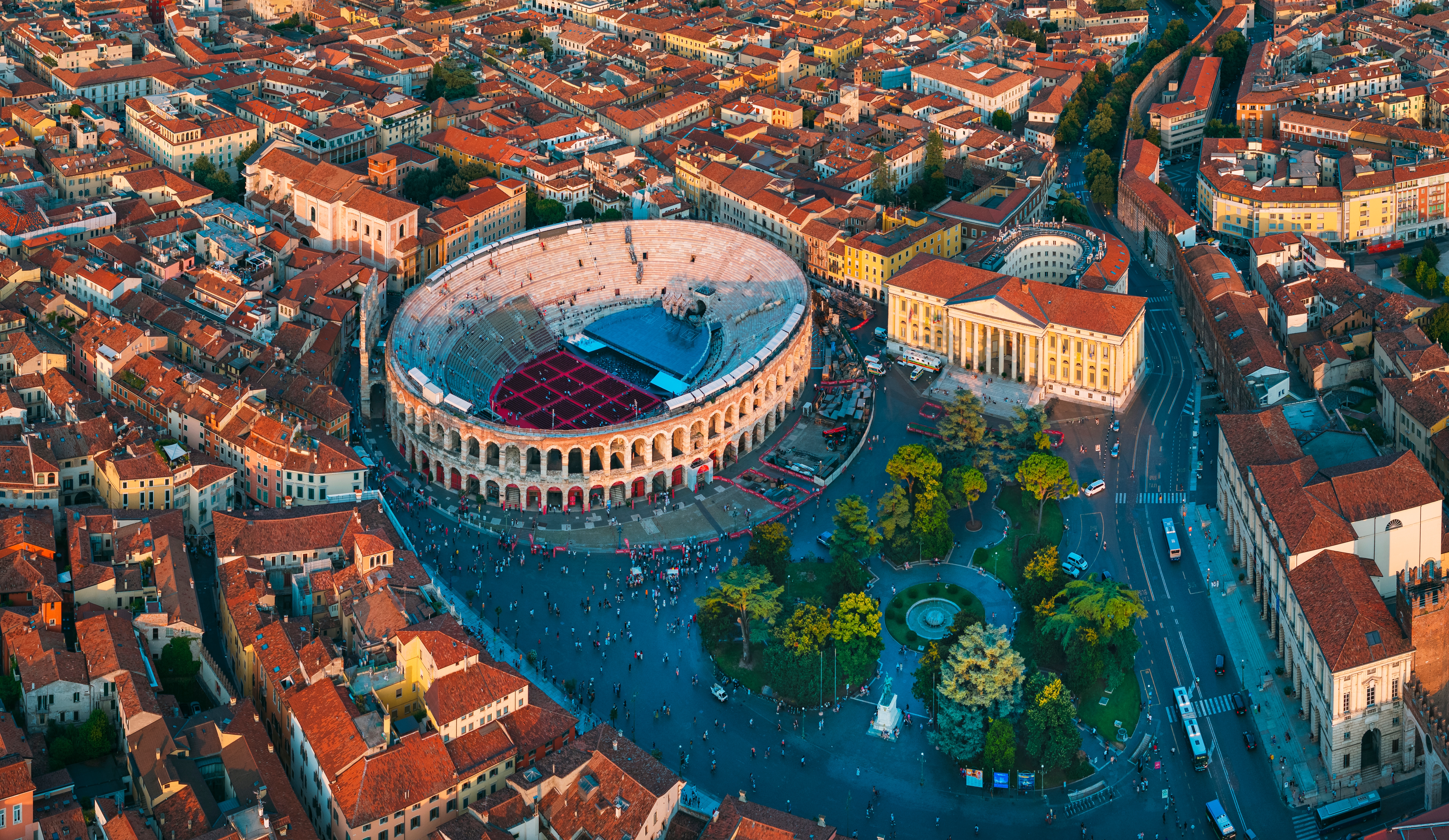 Panoramisk udsigt over Verona amfiteater og den smukke italienske arkitektur med røde tage