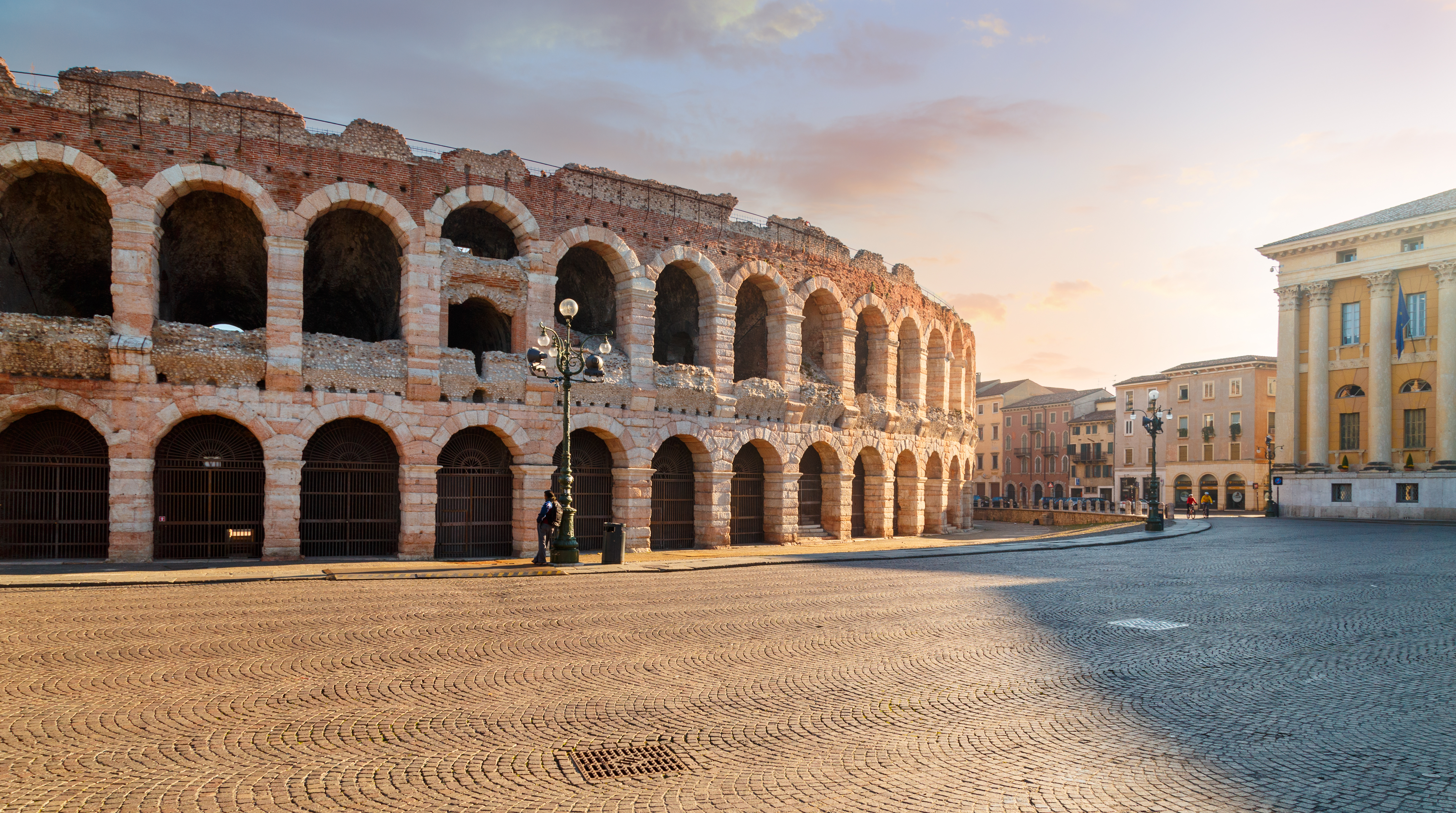 Stemningsfuld morgen i Verona med udsigt til det antikke Arena di Verona amfiteater og den charmerende italienske byplads