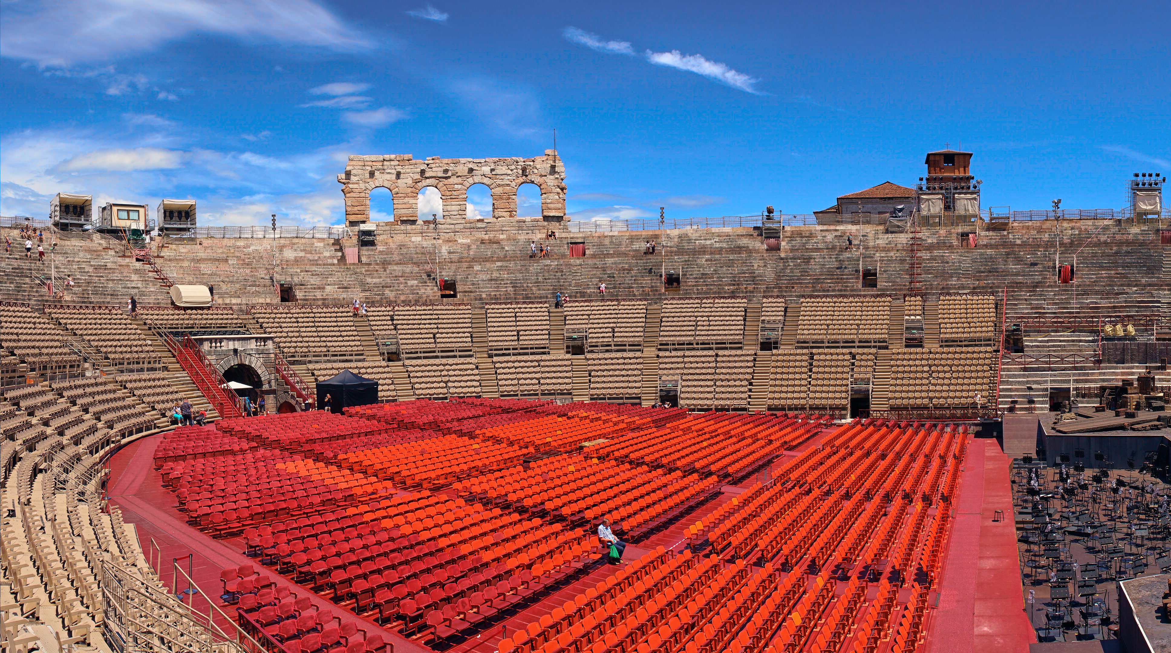 Smuk panoramaudsigt over Arena di Verona med karakteristiske røde sæder og antikke stenmure i Italien
