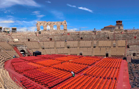 Smuk panoramaudsigt over Arena di Verona med karakteristiske røde sæder og antikke stenmure i Italien