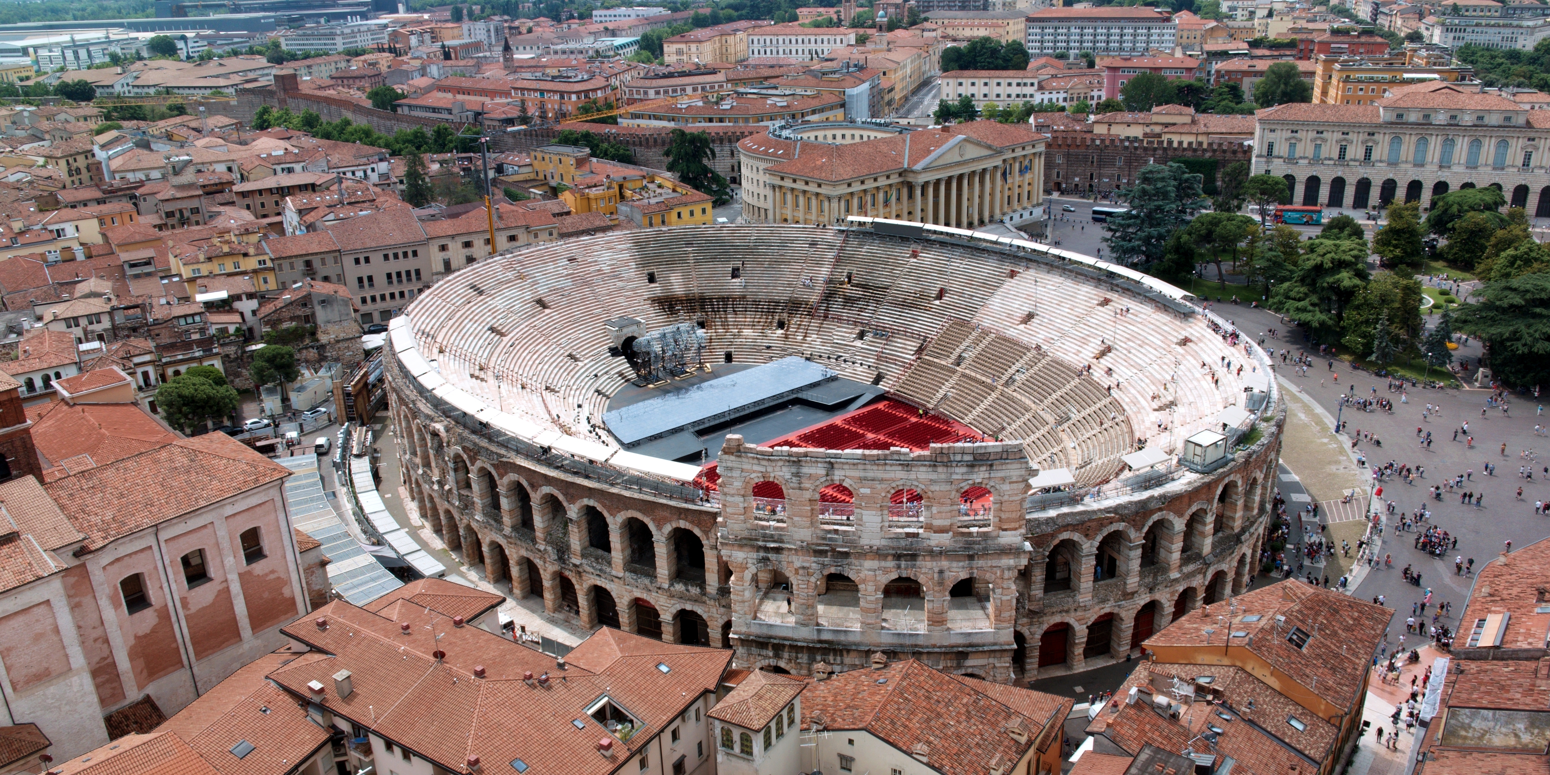 Betagende fugleperspektiv over Veronas centrum med det berømte Arena di Verona amfiteater og byens karakteristiske røde tage