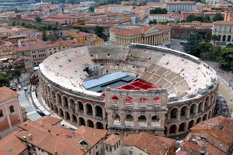 Betagende fugleperspektiv over Veronas centrum med det berømte Arena di Verona amfiteater og byens karakteristiske røde tage