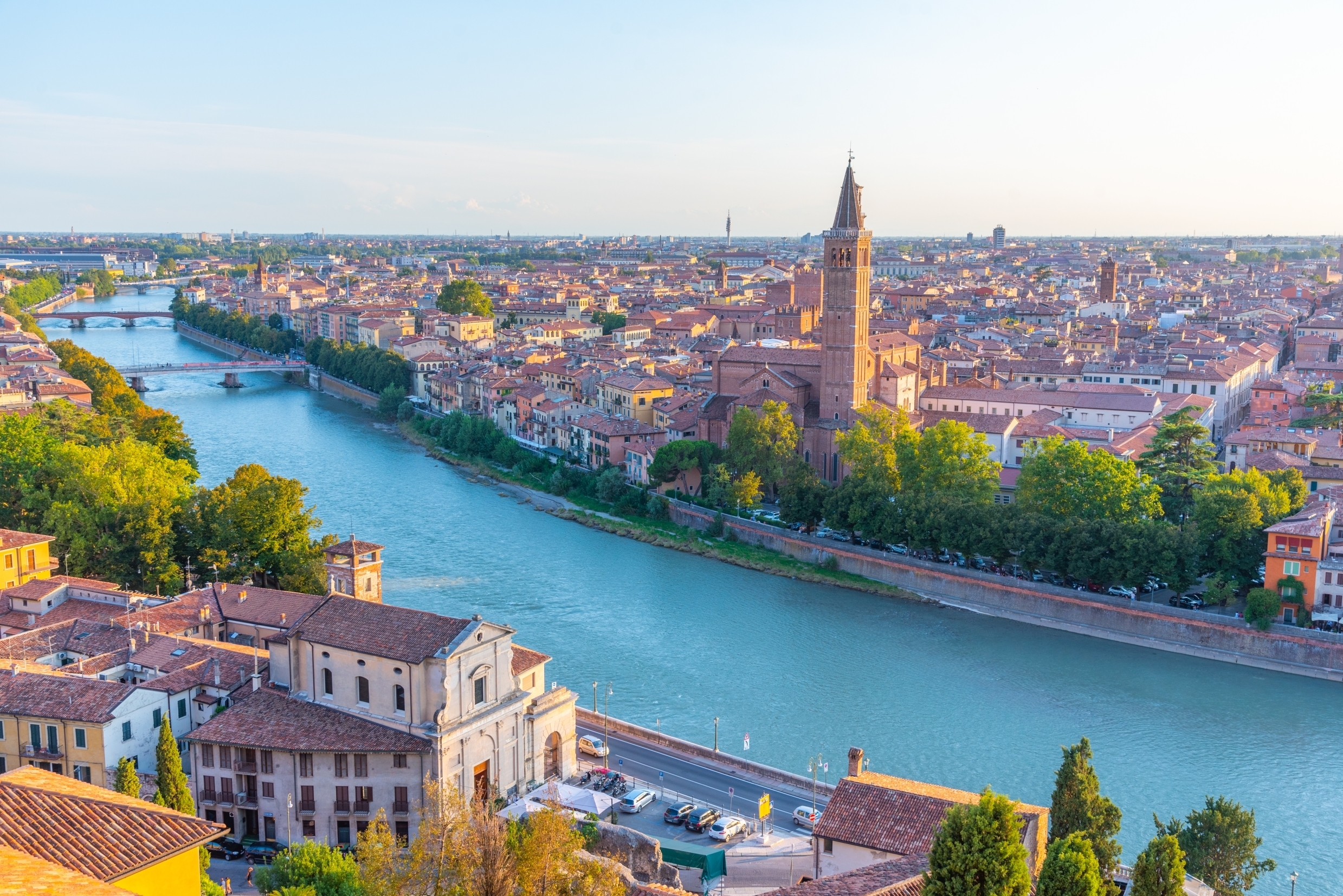 Fugleperspektiv over Veronas UNESCO-beskyttede historiske centrum med Adige-floden og Sant'Anastasia-katedralen