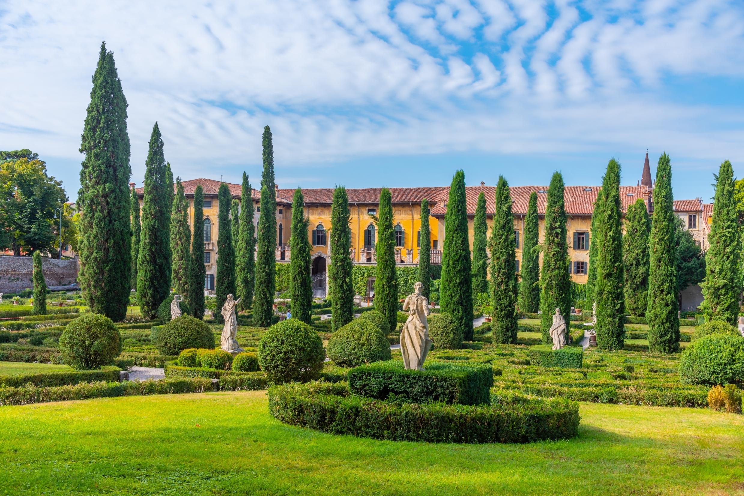 Historisk villa have med klassiske skulpturer i Verona, Veneto