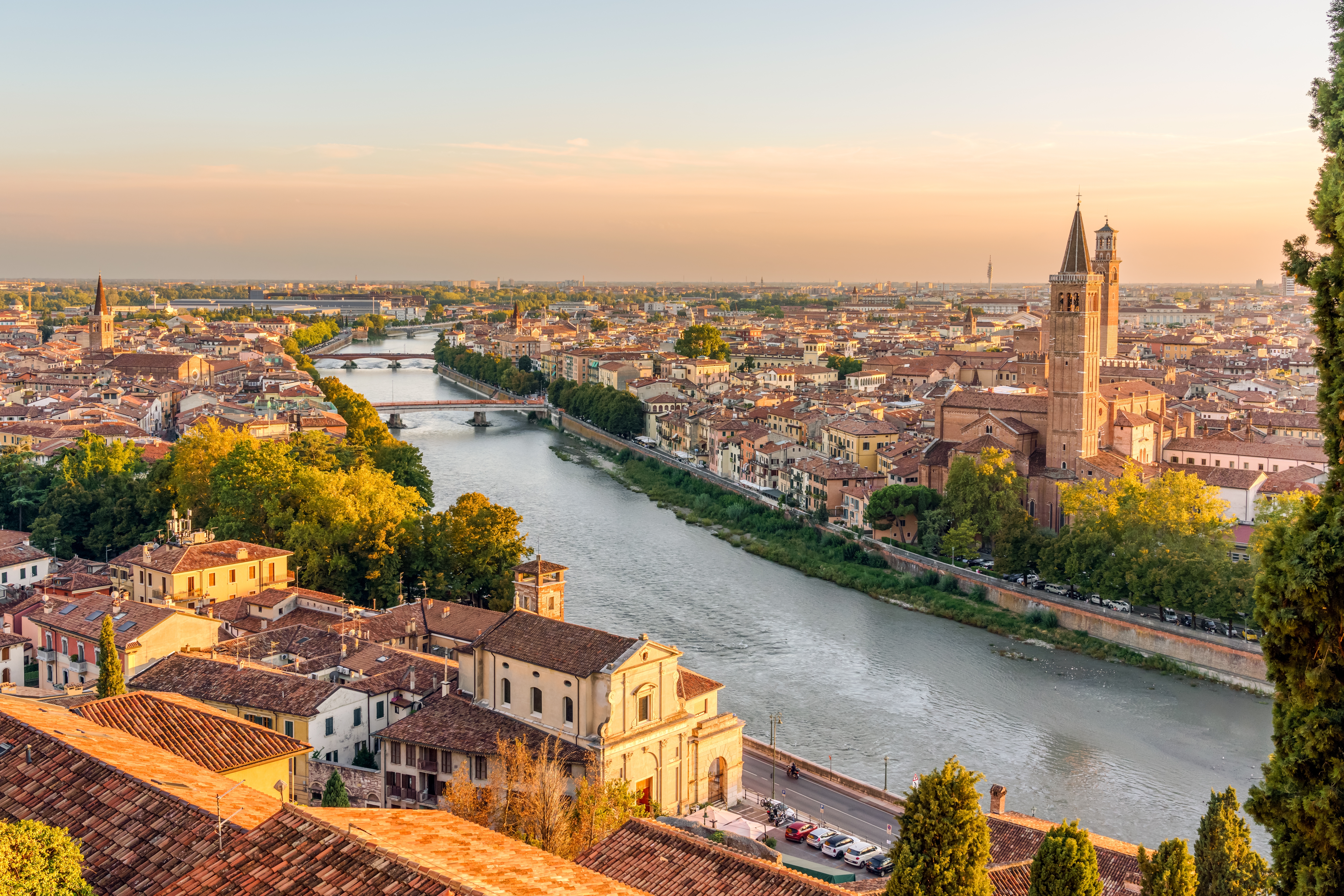 Verona katedral og taarn ved Adige floden i det gyldne lys