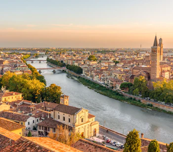 Verona katedral og taarn ved Adige floden i det gyldne lys