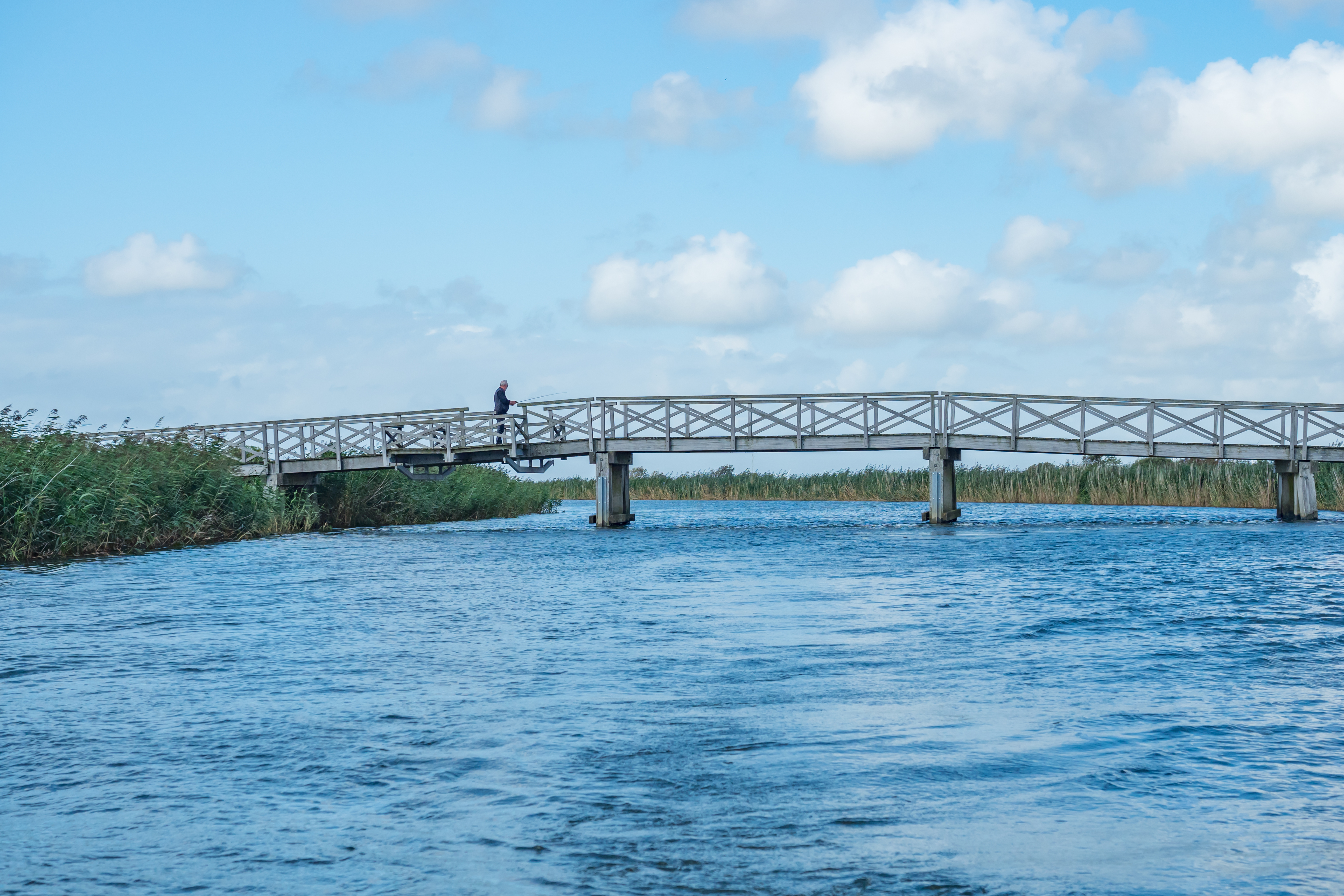 Naturskøn bro over fjord i Vestjylland på sommerferie