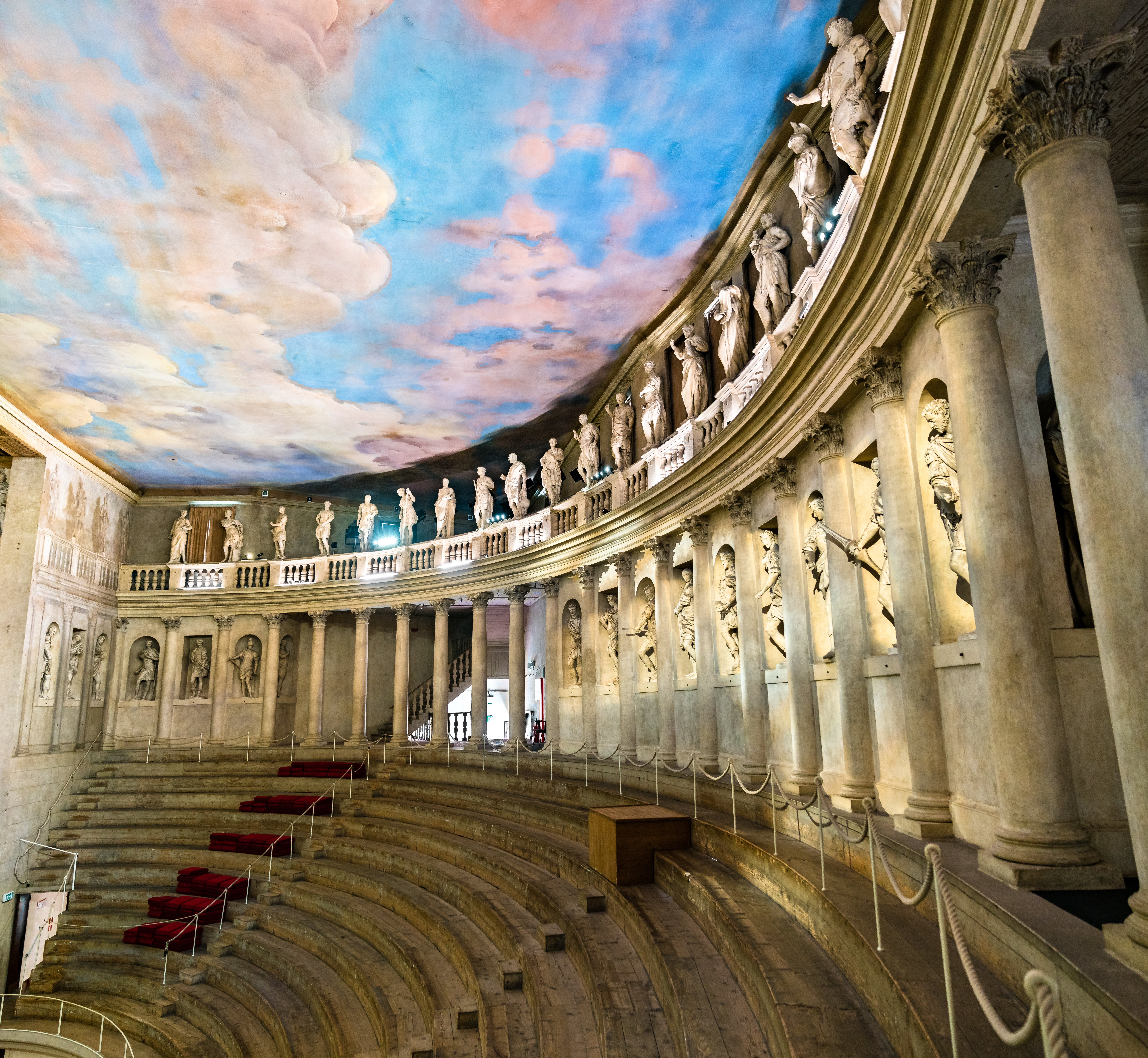 Teatro Olimpico i Vicenza, designet af Andrea Palladio, med imponerende halvrundt sæde, marmorstatuer og malet skyhimmel på loftet