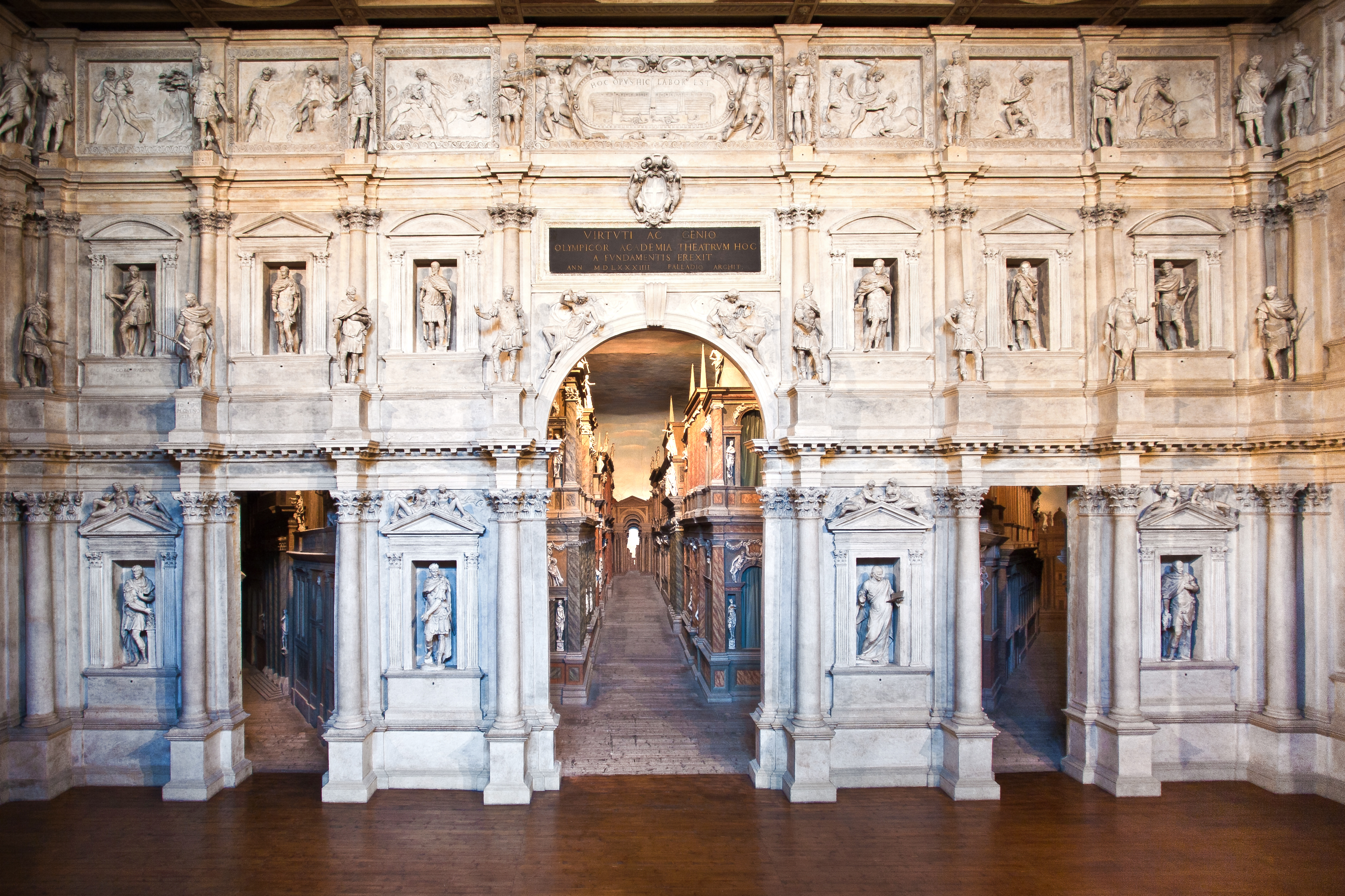 Teatro Olimpico i Vicenza, et ikonisk UNESCO-verdensarvssted i Norditalien med storslået renæssancearchitektur, marmorstatuer og det verdensberømte perspektivsceneri fra 1585