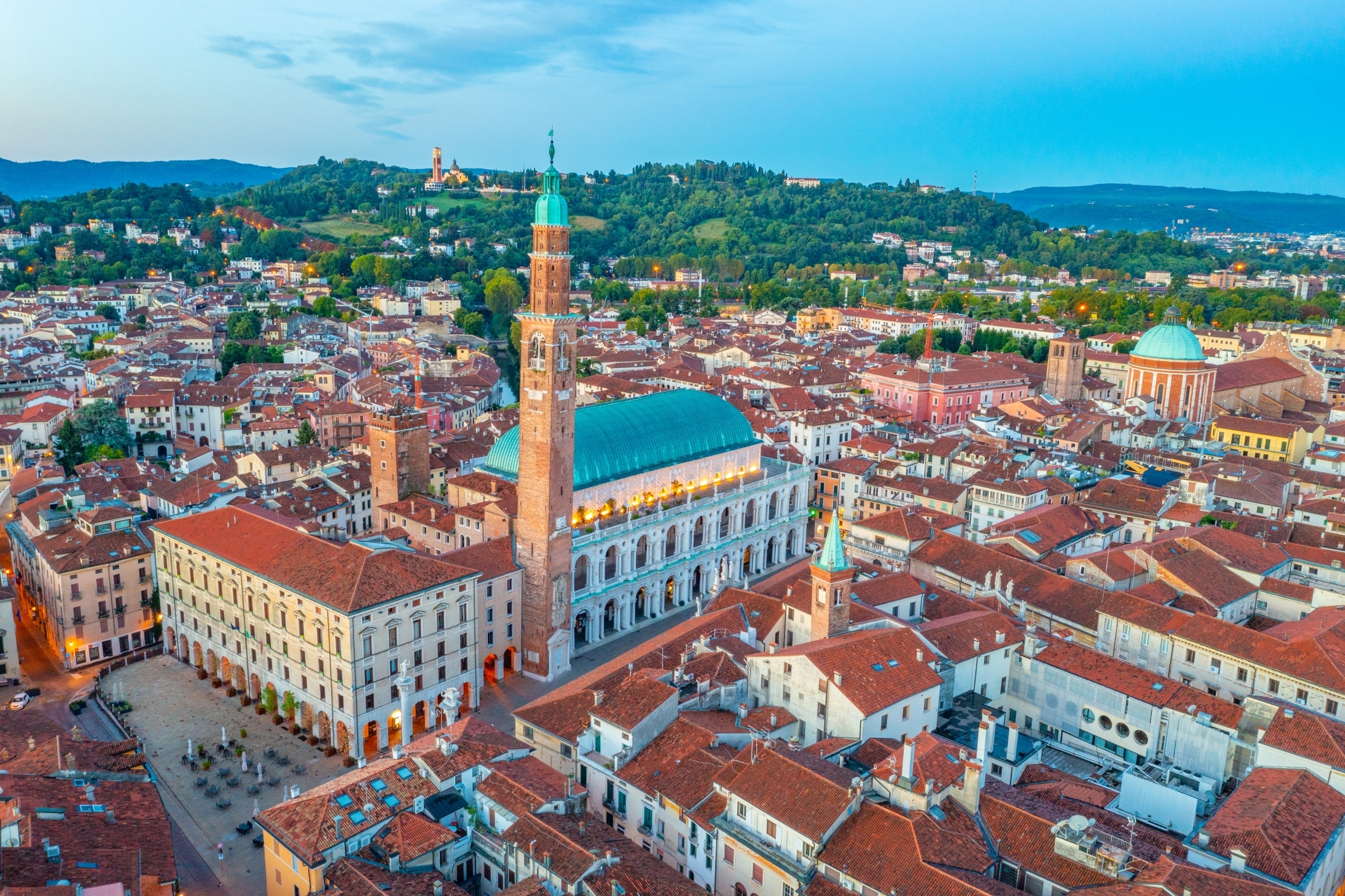 Luftfoto over den UNESCO-listede by Vicenza i Veneto, Italien, med Basilica Palladiana og de karakteristiske røde tage
