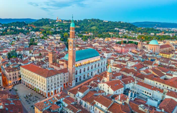 Luftfoto over den UNESCO-listede by Vicenza i Veneto, Italien, med Basilica Palladiana og de karakteristiske røde tage