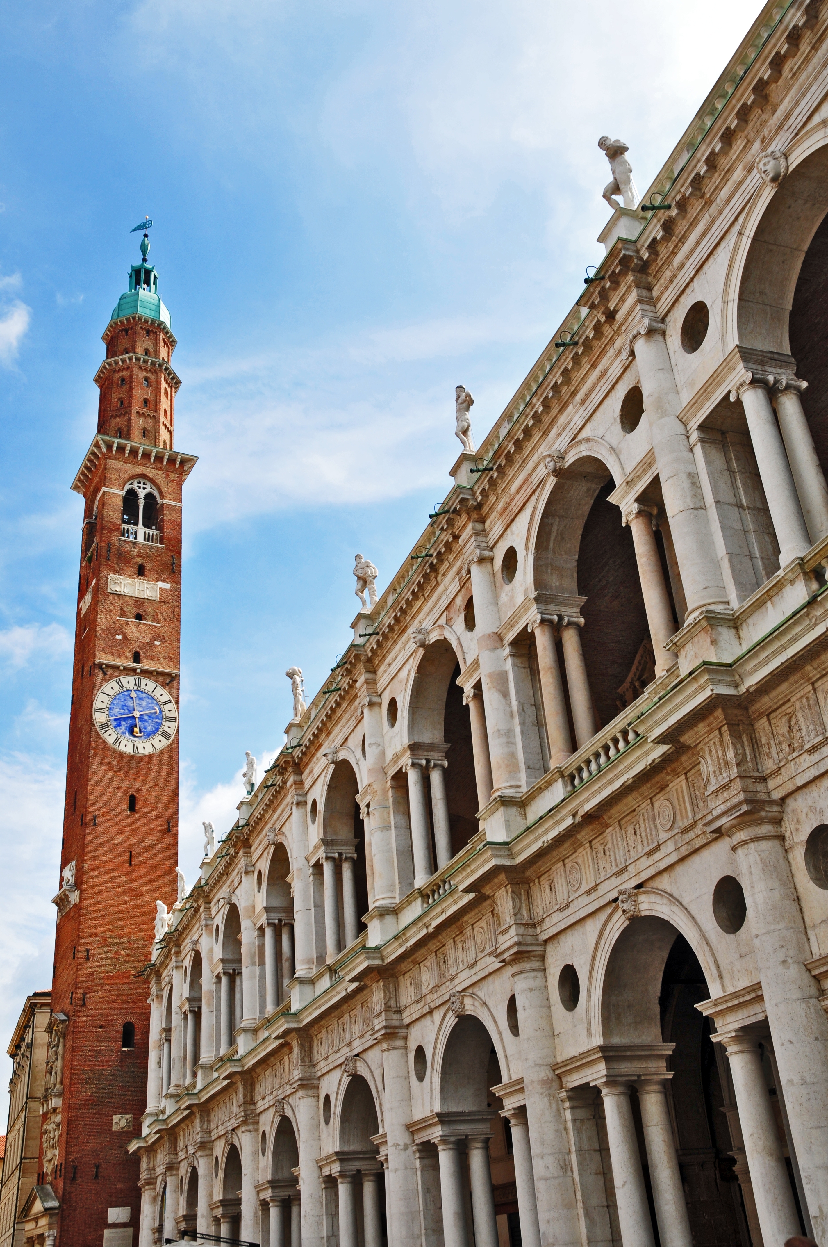 Smuk renæssancearkitektur ved Basilica Palladiana og klokketårnet på Piazza dei Signori i Vicenza, Veneto, Italien