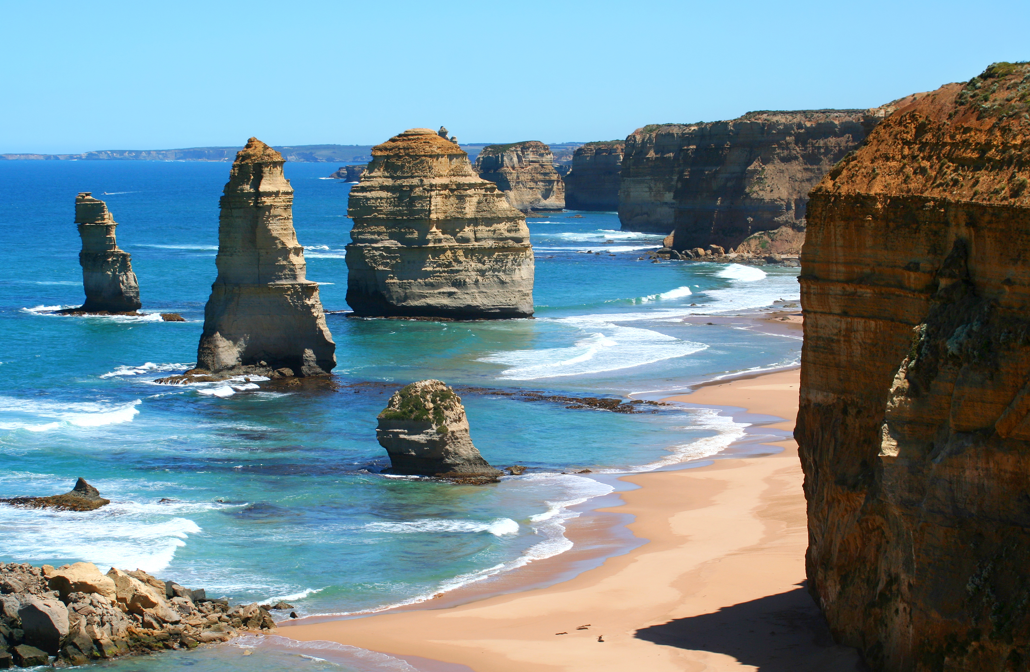Naturskonne Twelve Apostles klippeformationer ved Great Ocean Road med krystalklart vand og dramatisk kystlinje