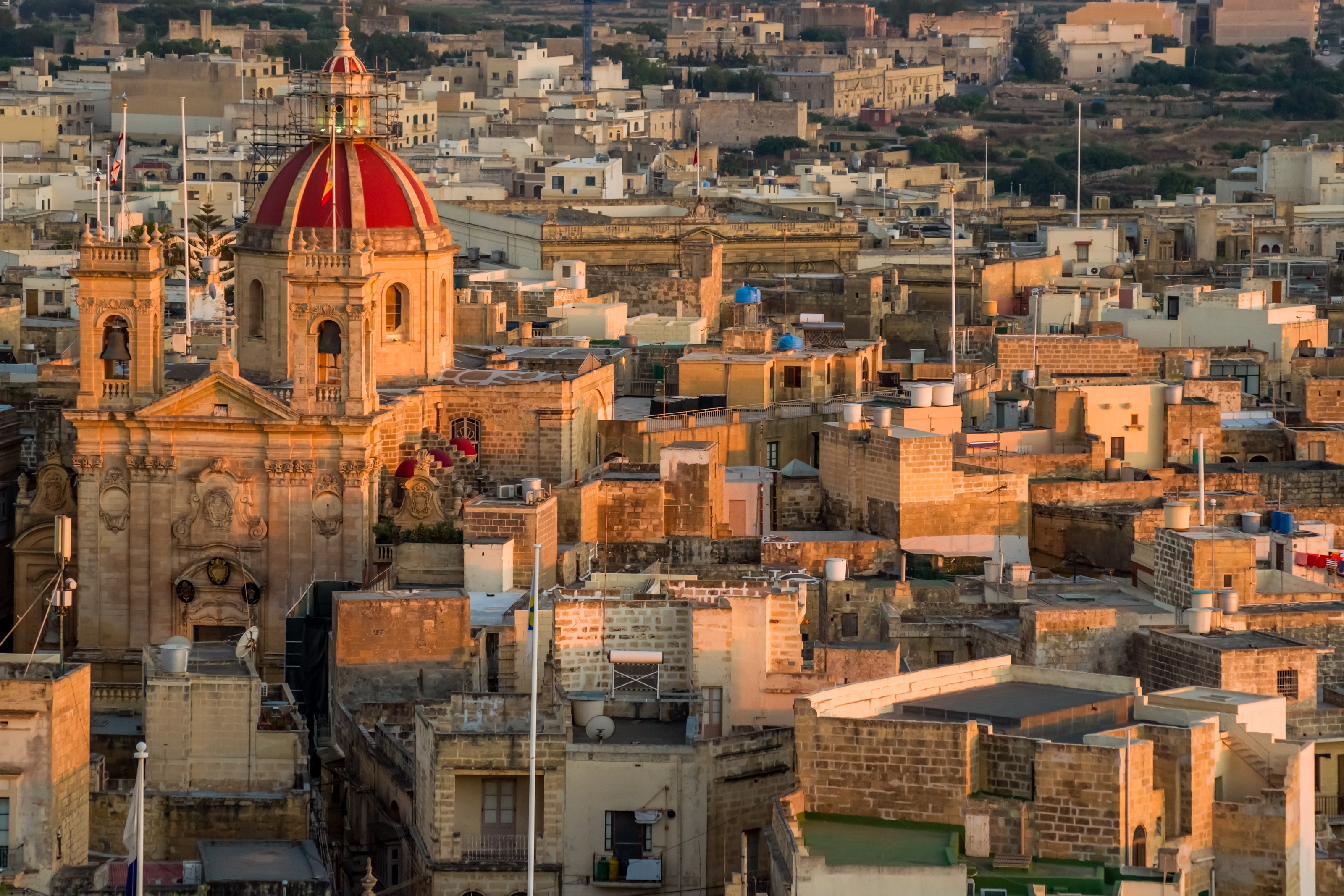 Fantastisk udsigt over den historiske by Victoria på Gozo med den imponerende katedral og de varme okkerfarvede tage i solnedgangslys