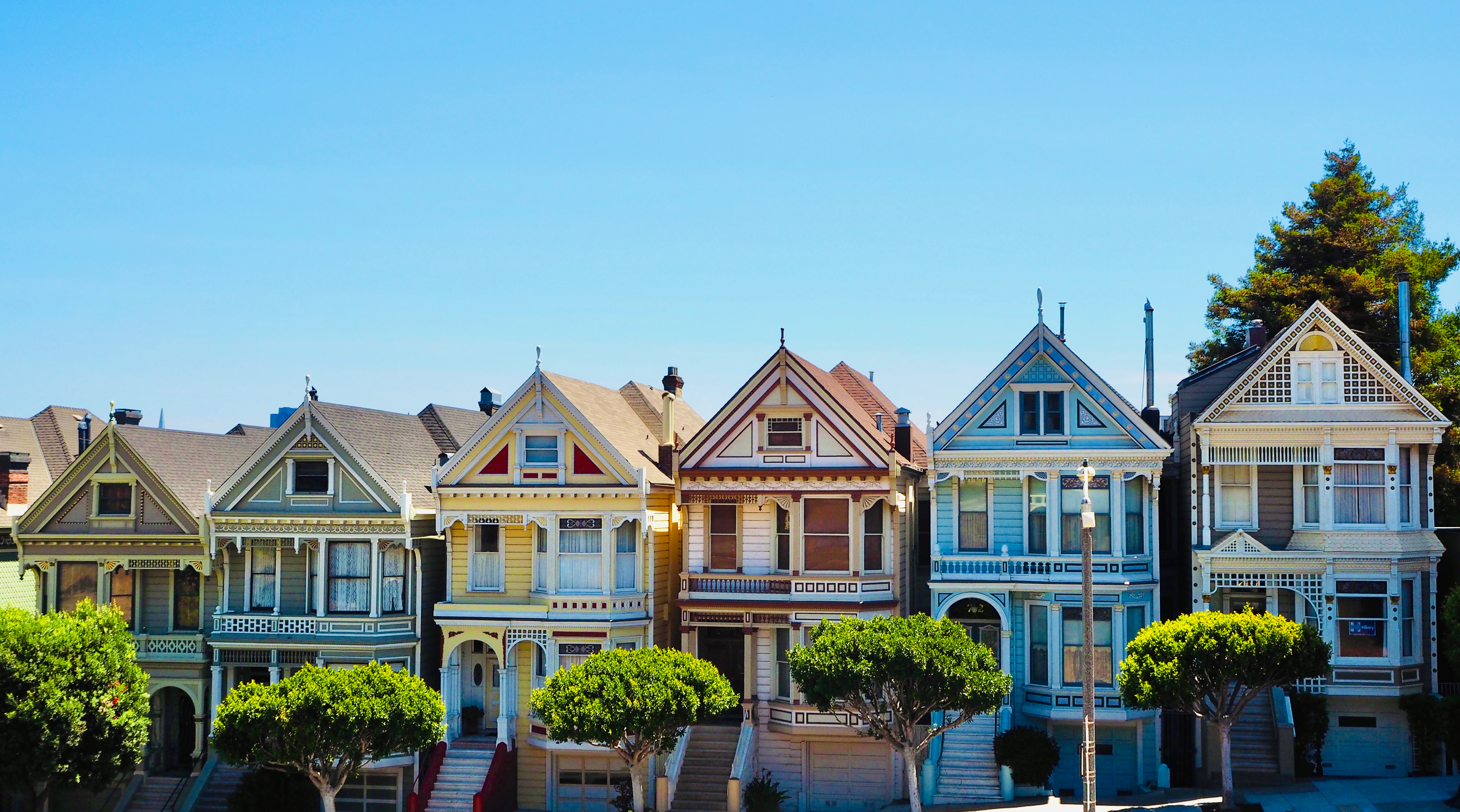 Klassiske painted ladies victorianske huse i San Francisco med sommerhimmel