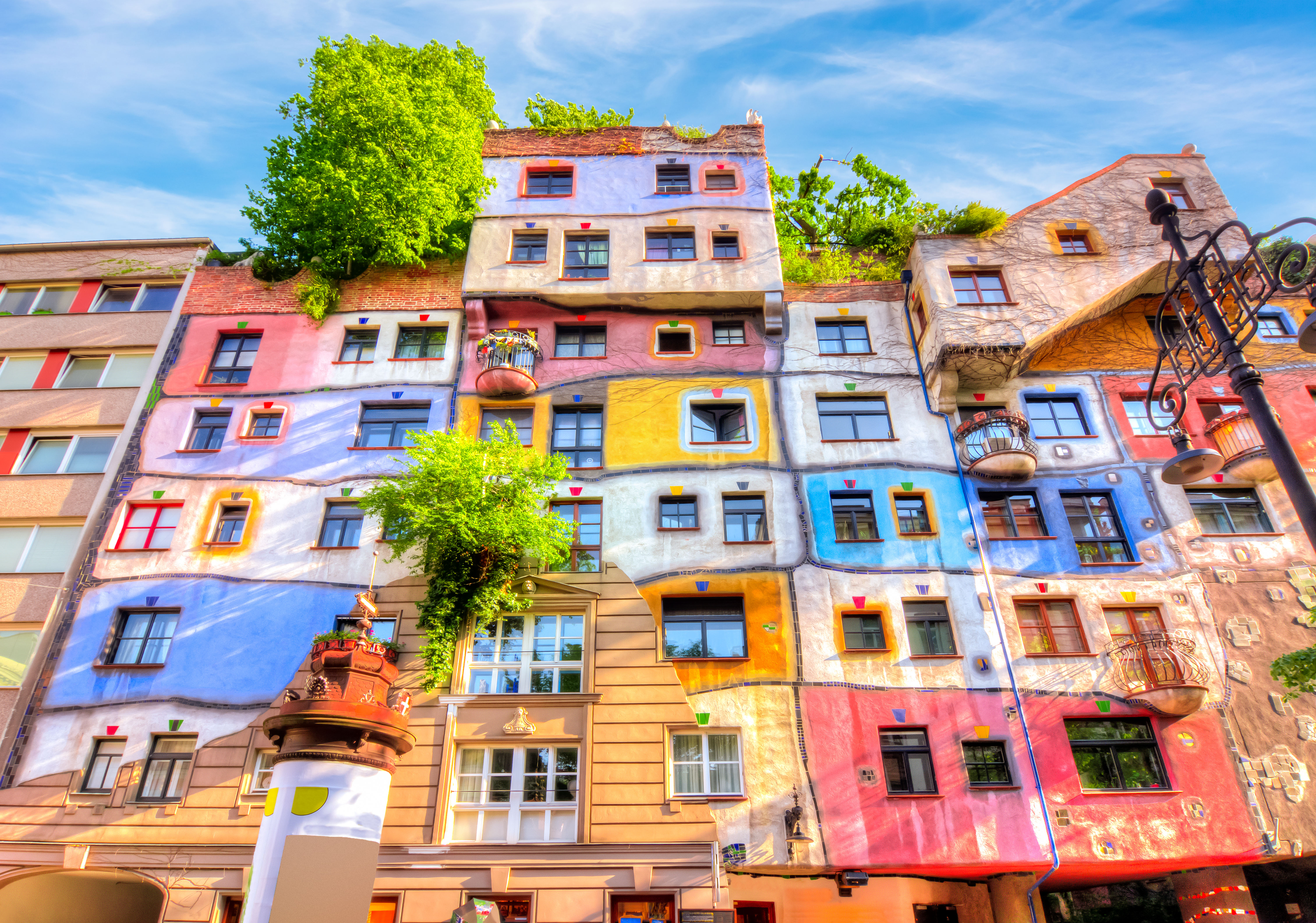 Farverig Hundertwasser bygning med unik facade design i Wien Østrig