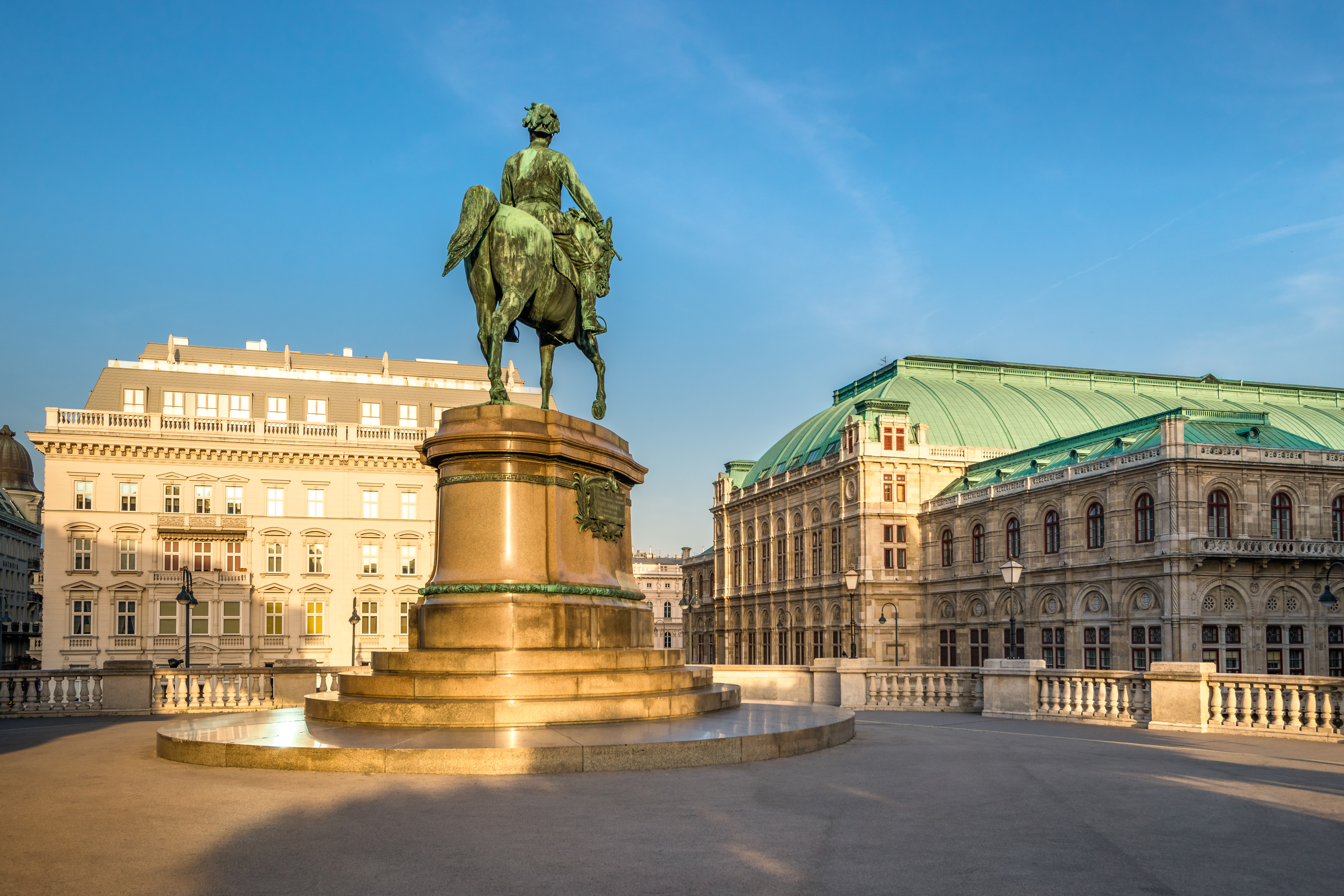 Wiens berømte operahus og majestætisk rytterstatue på Albertinaplatz