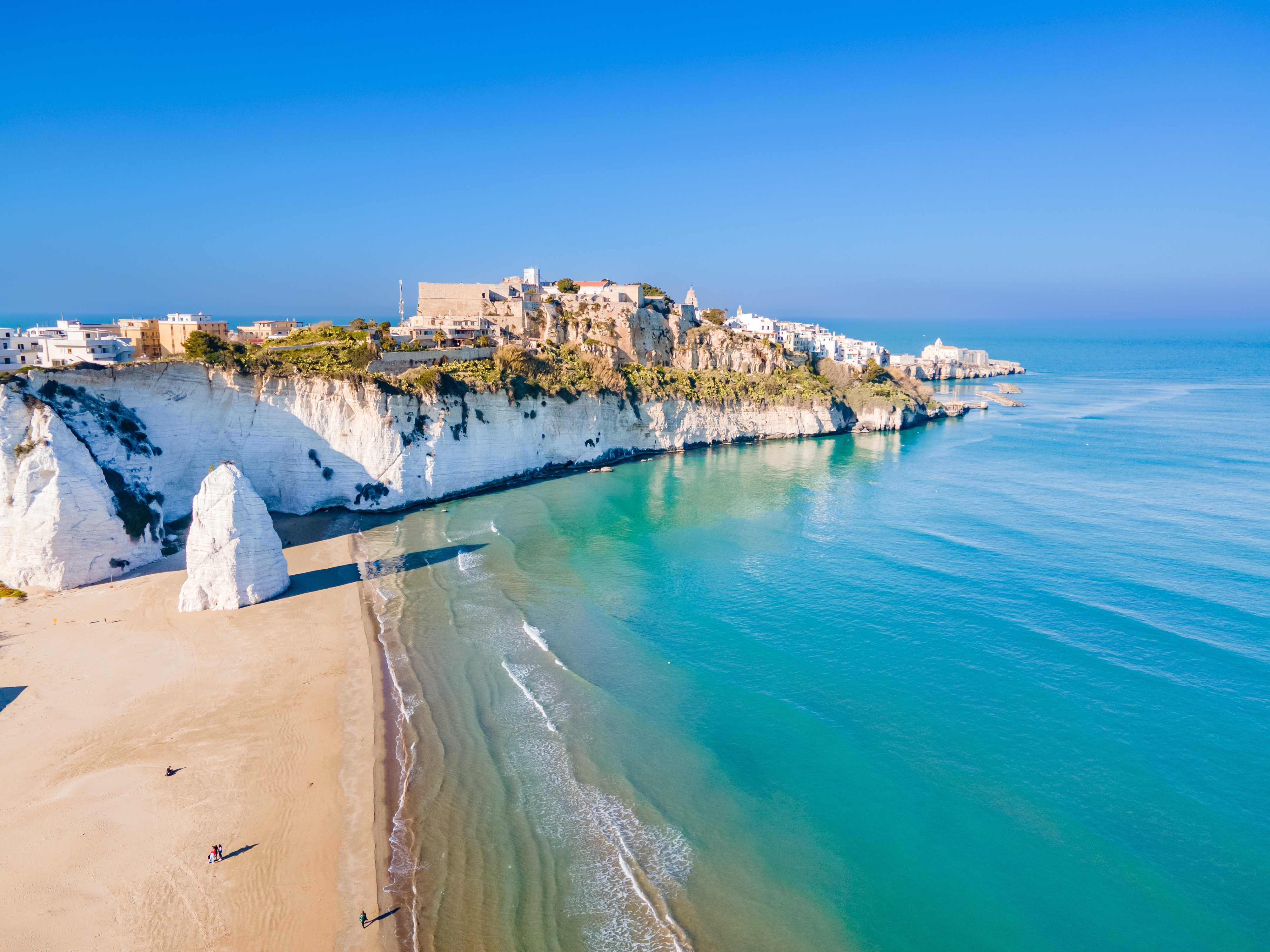Vieste i Puglia set fra luften med hvide klipper, sandstrand og det smukke turkisblå Adriaterhav