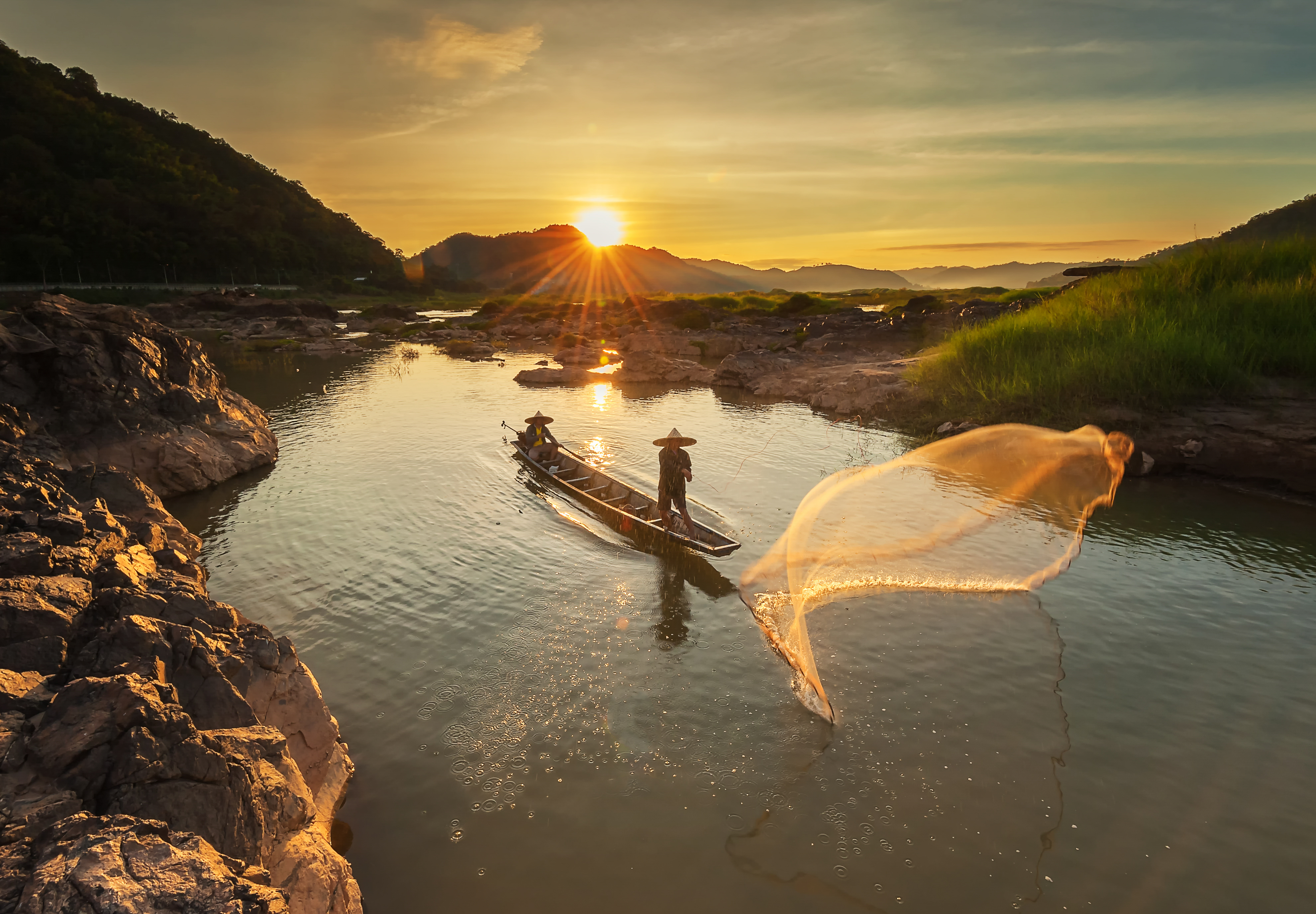 Eventyrlig fisketur på Mekong floden i Vietnam med spektakulær solnedgang