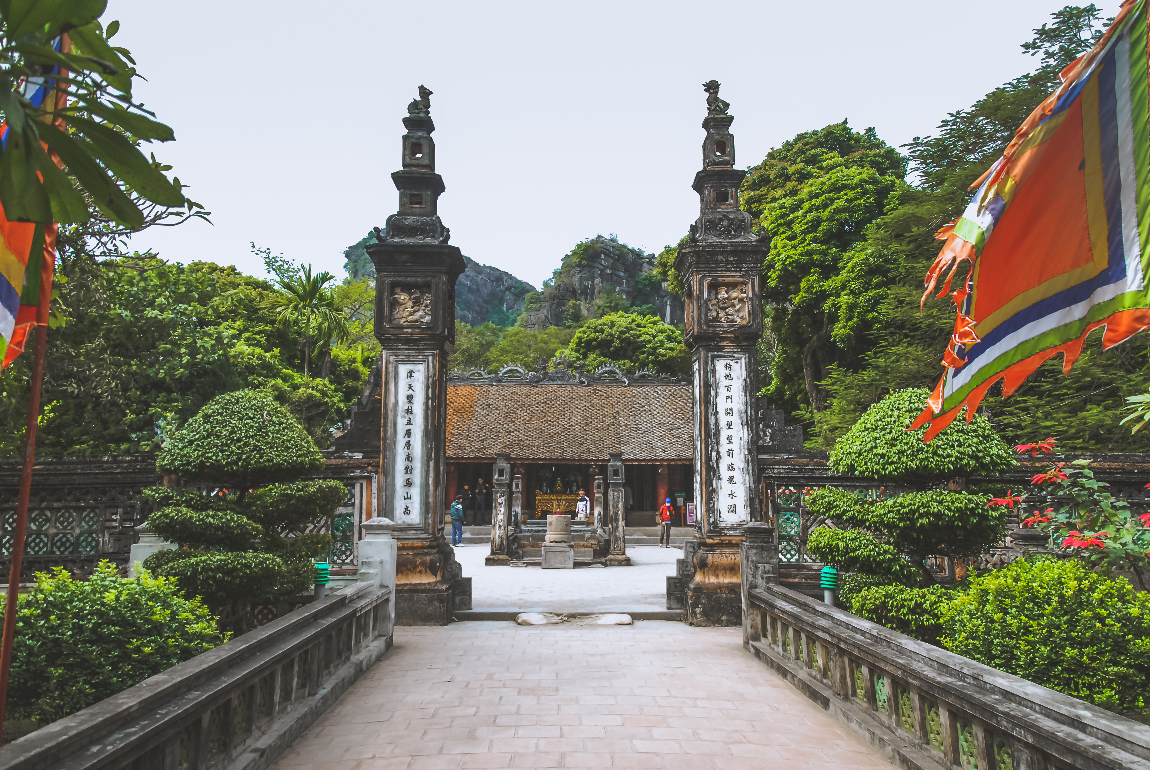Asiatisk tempelarkitektur med ceremoniel indgang og pagode i Vietnam Ninh Binh