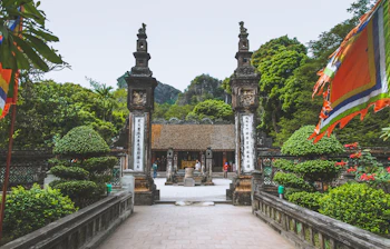 Asiatisk tempelarkitektur med ceremoniel indgang og pagode i Vietnam Ninh Binh