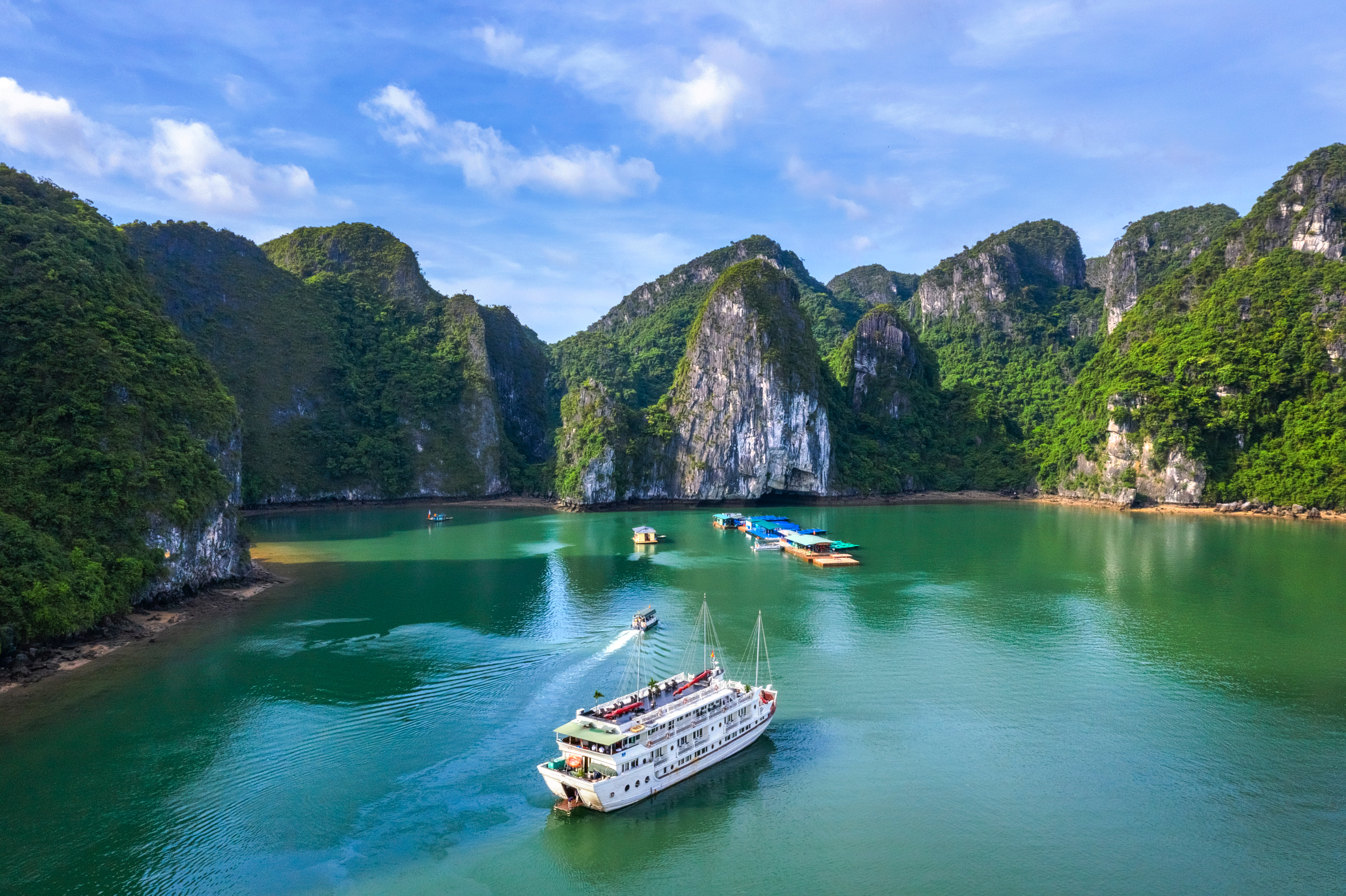 Sejltur med krydstogtskib i Halong Bay Vietnam med udsigt over de karakteristiske kalkstensøer og det smaragdgrønne hav