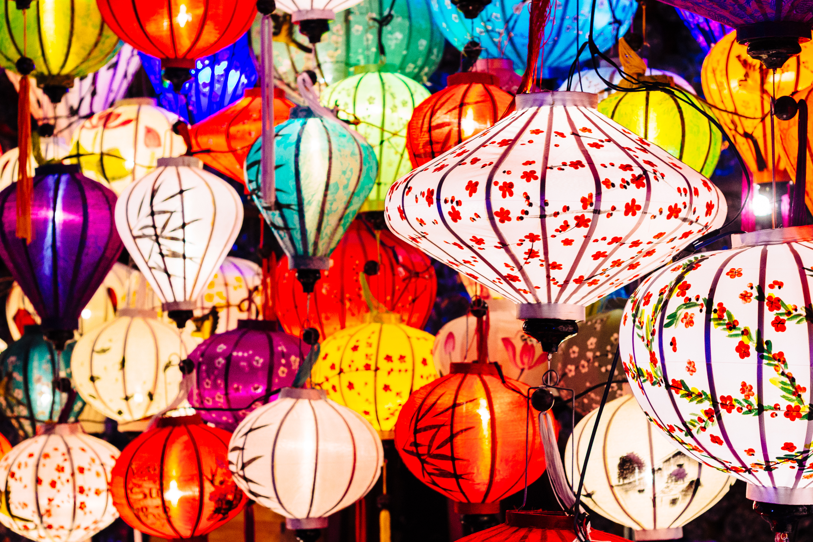 Flotte vietnamesiske papirlygter på natmarked i Hoi An Vietnam