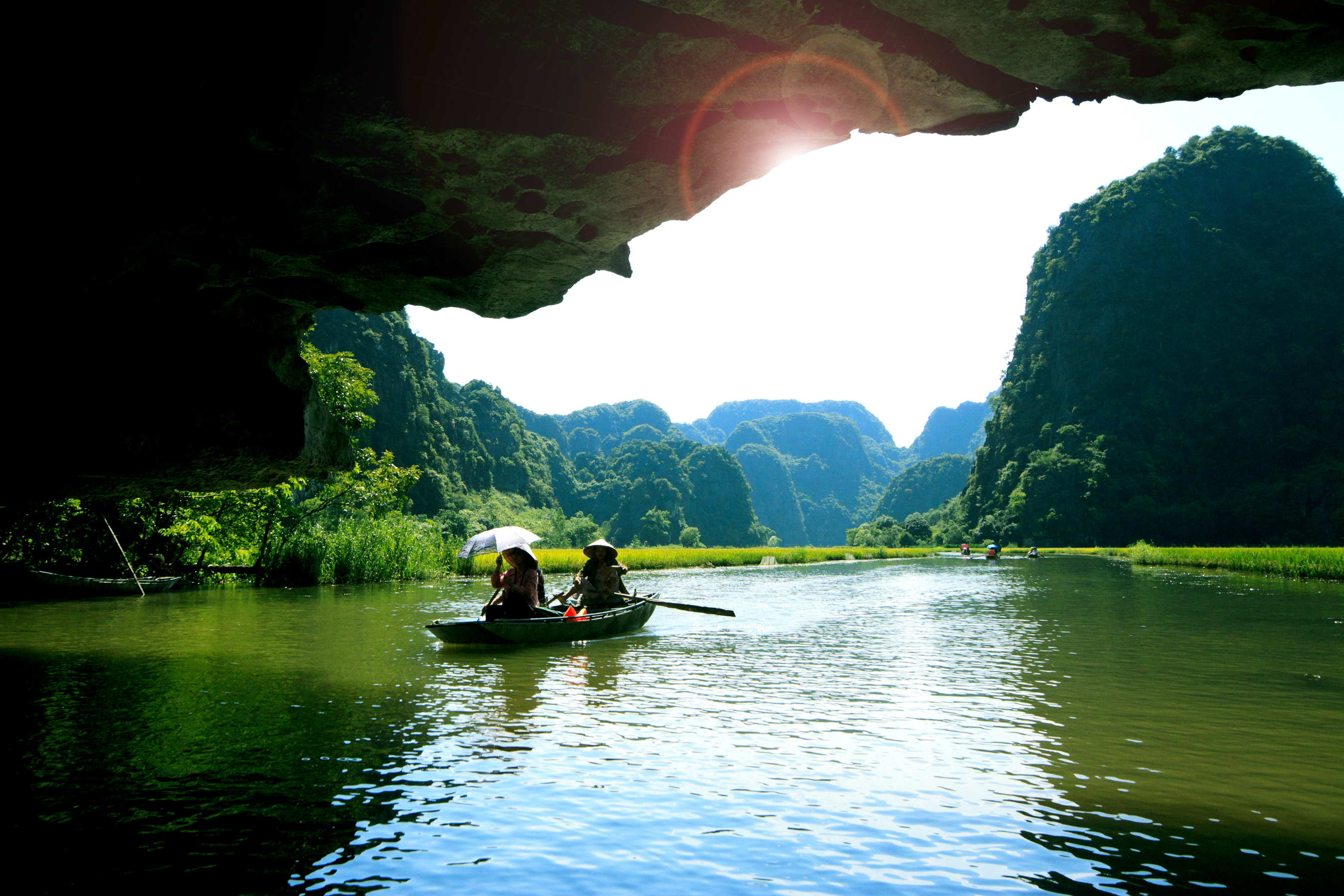 Oplev Vietnams smukke Halong Bay med båd gennem grotter