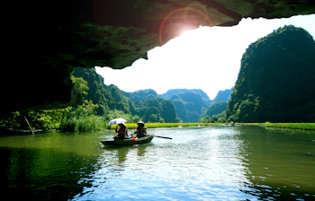 Oplev Vietnams smukke Halong Bay med båd gennem grotter