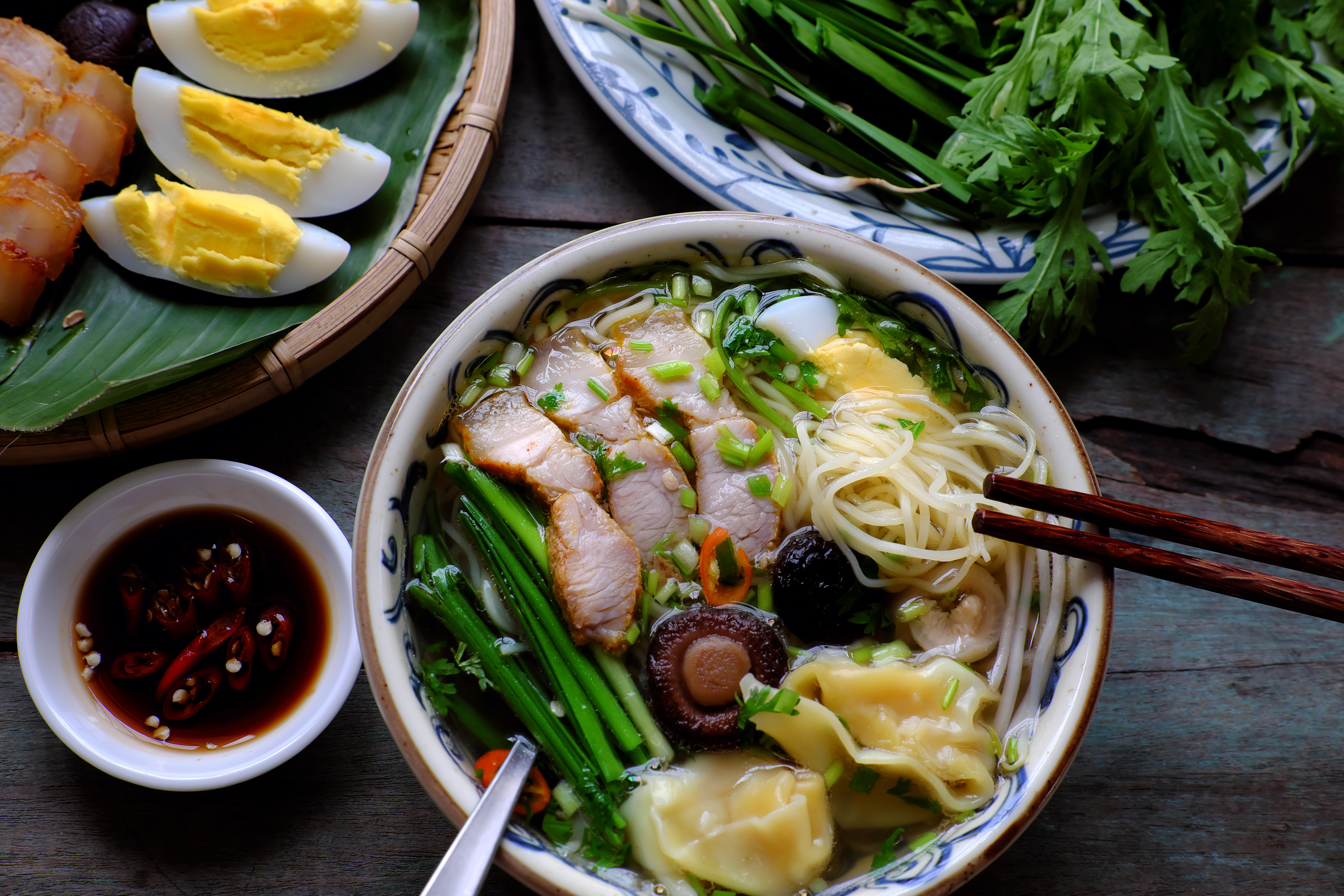 Hjemmelavet vietnamesisk pho suppe med nudler og groentsager