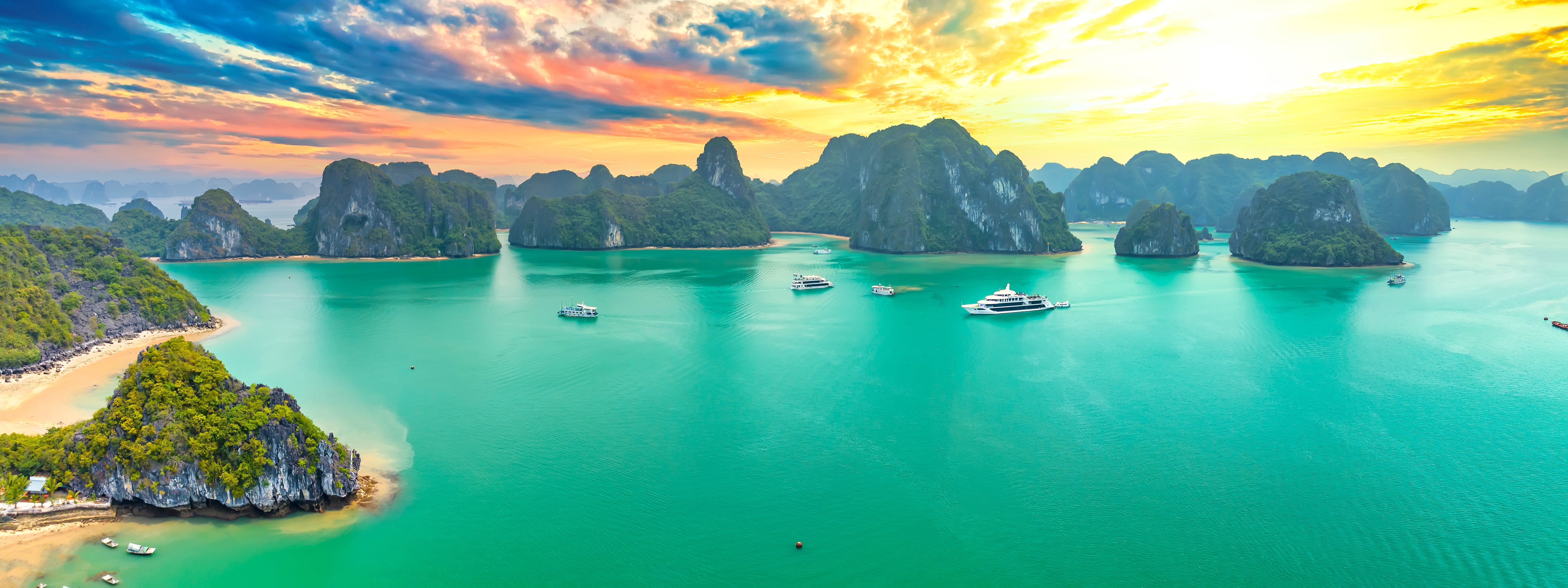 Vietnam rejsemål Ha Long Bay med imponerende limestone øer og krystalklart vand