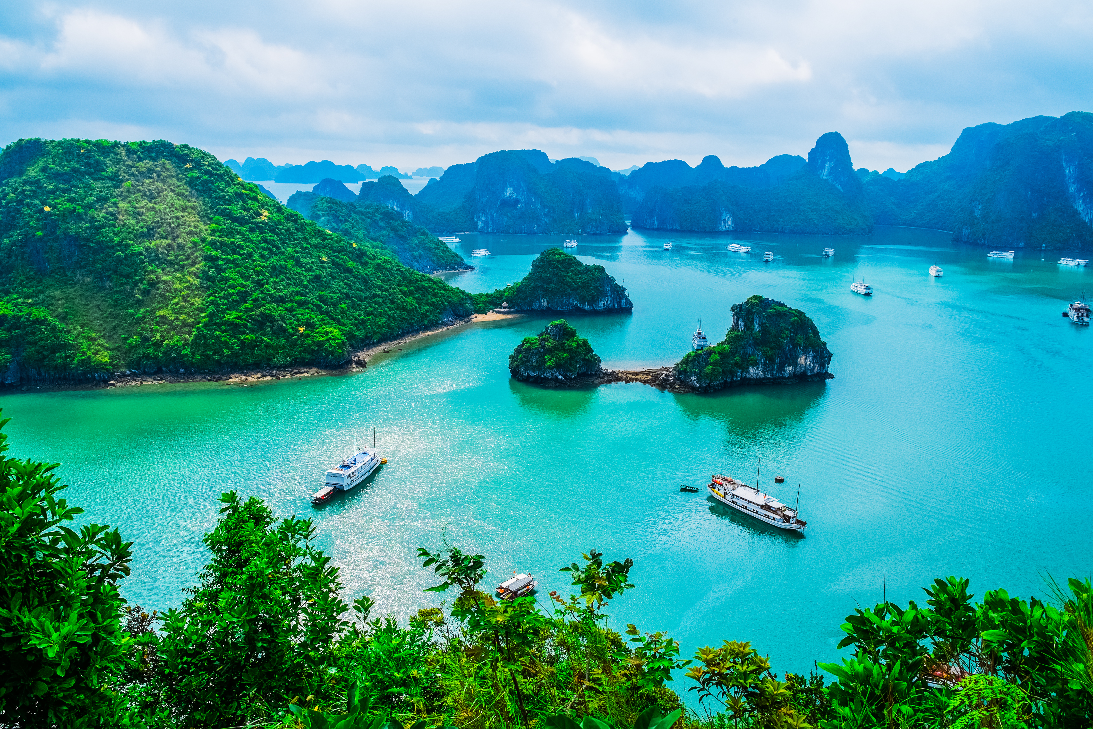 UNESCO verdensarv Ha Long Bay i Vietnam med imponerende kalkstensøer og eksotiske farvande