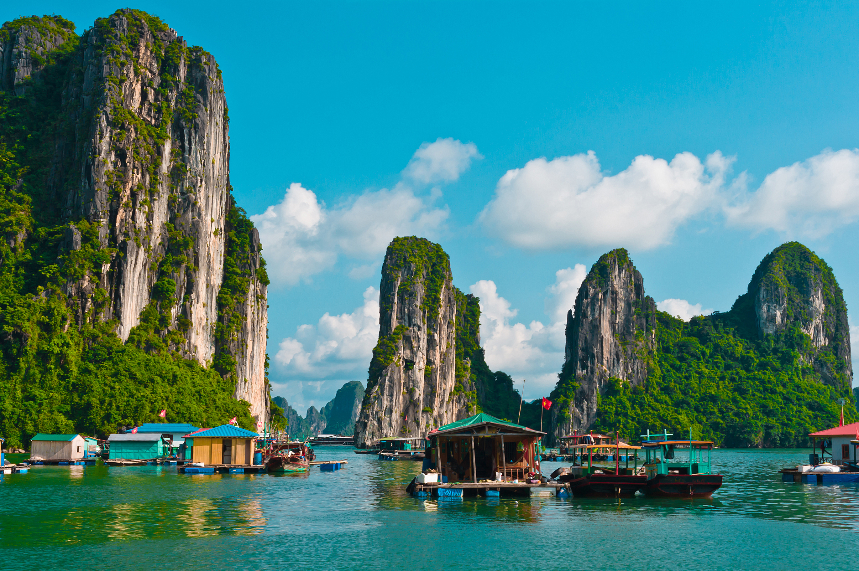 Rejse til Vietnam - traditionelle både i Halong Bays flydende landsby