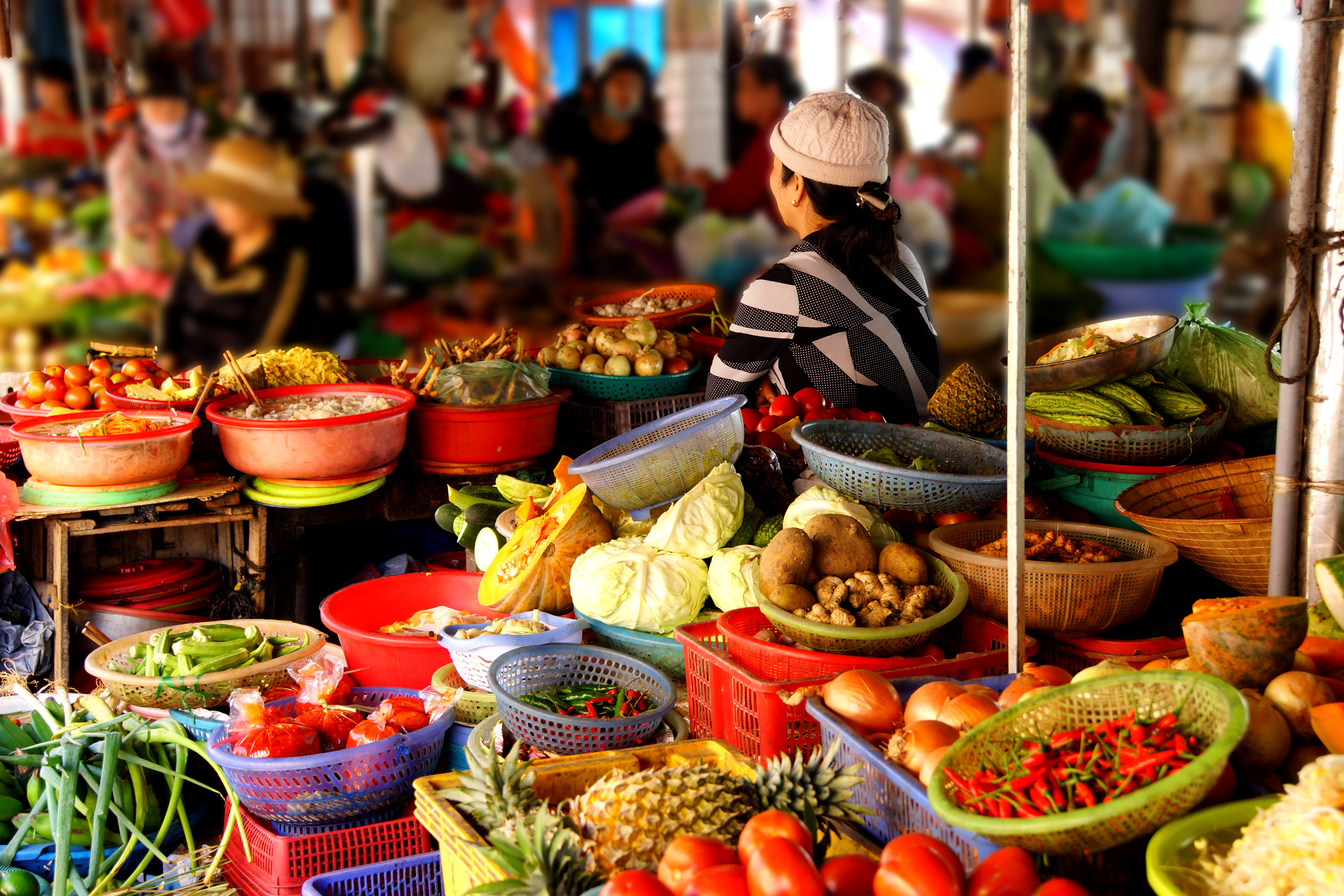 Traditionelt vietnamesisk madmarked i Hoi An med et farverigt udvalg af friske grøntsager, frugter og krydderier til salg