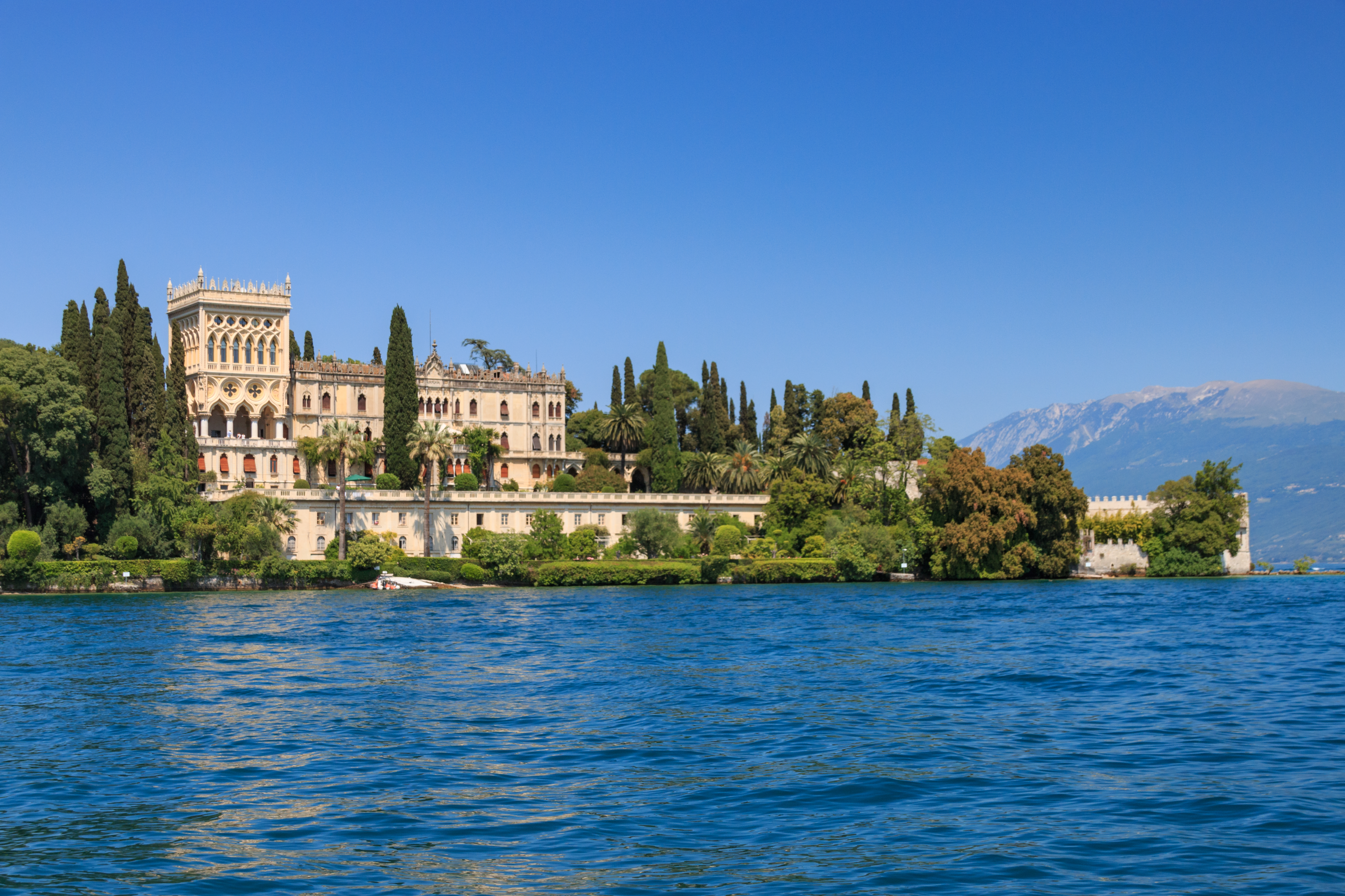 Idyllisk udsigt over Isola del Garda med den venetiansk neo-gotiske Villa Borghese Cavazza og frodige haver ved Gardasøen i Lombardiet, Italien