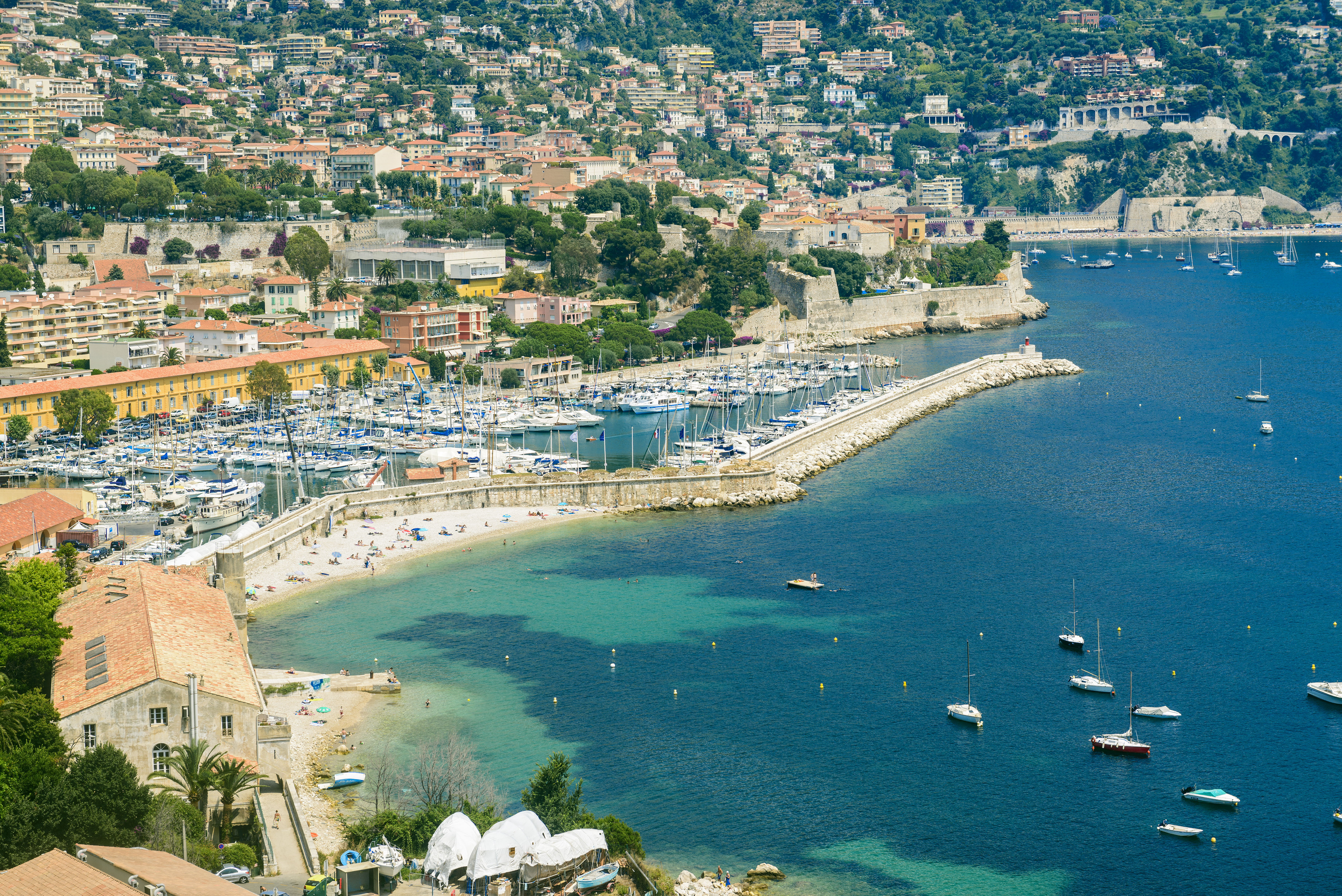 Aerial view af den pittoreske by Villefranche-sur-Mer med travl marina, turkist hav og farverige huse ved Middelhavet på den franske riviera