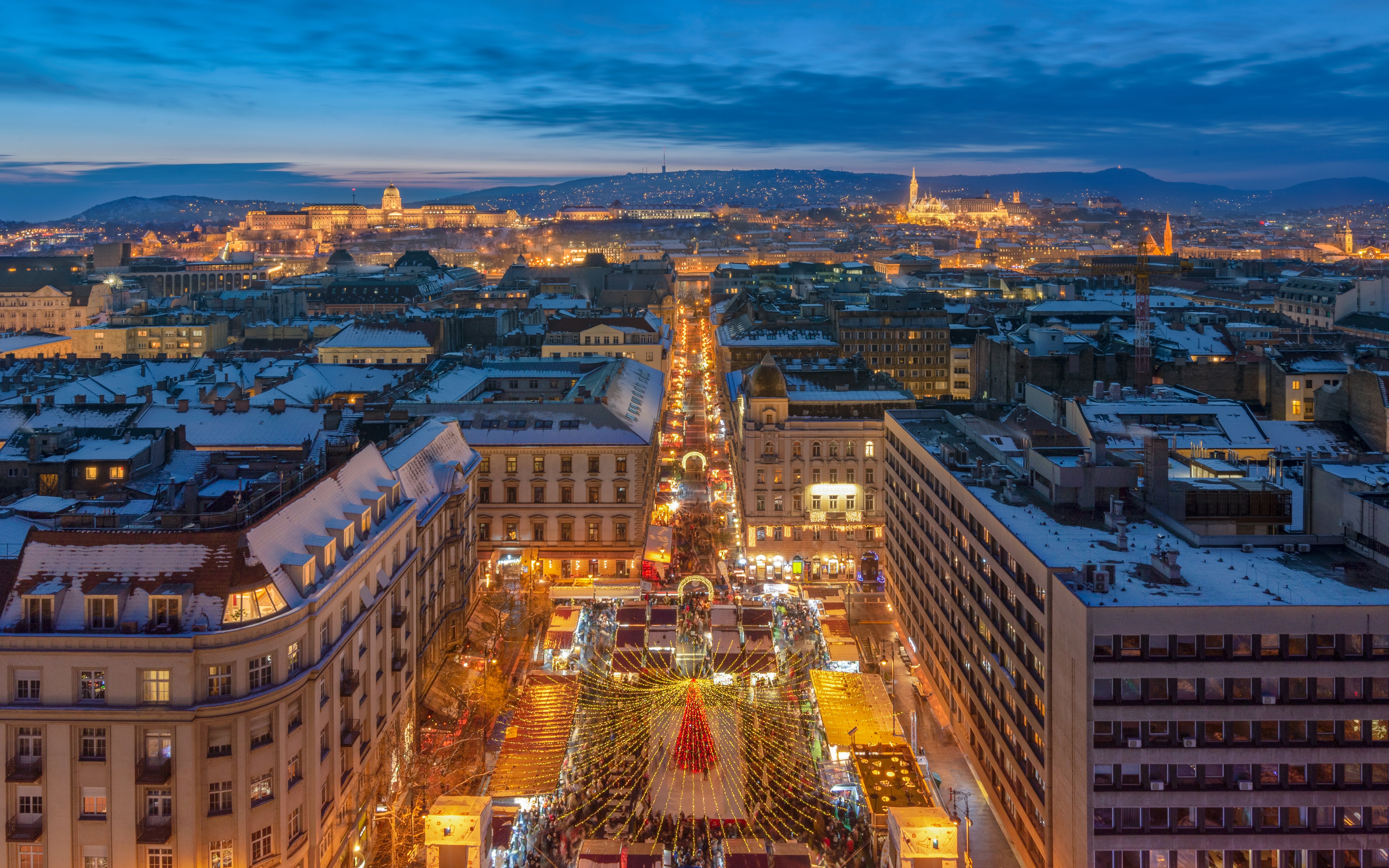 Vinterscene fra Budapest med det berømte julemarked og skøjtebane på St. Stephen Plads i Ungarn