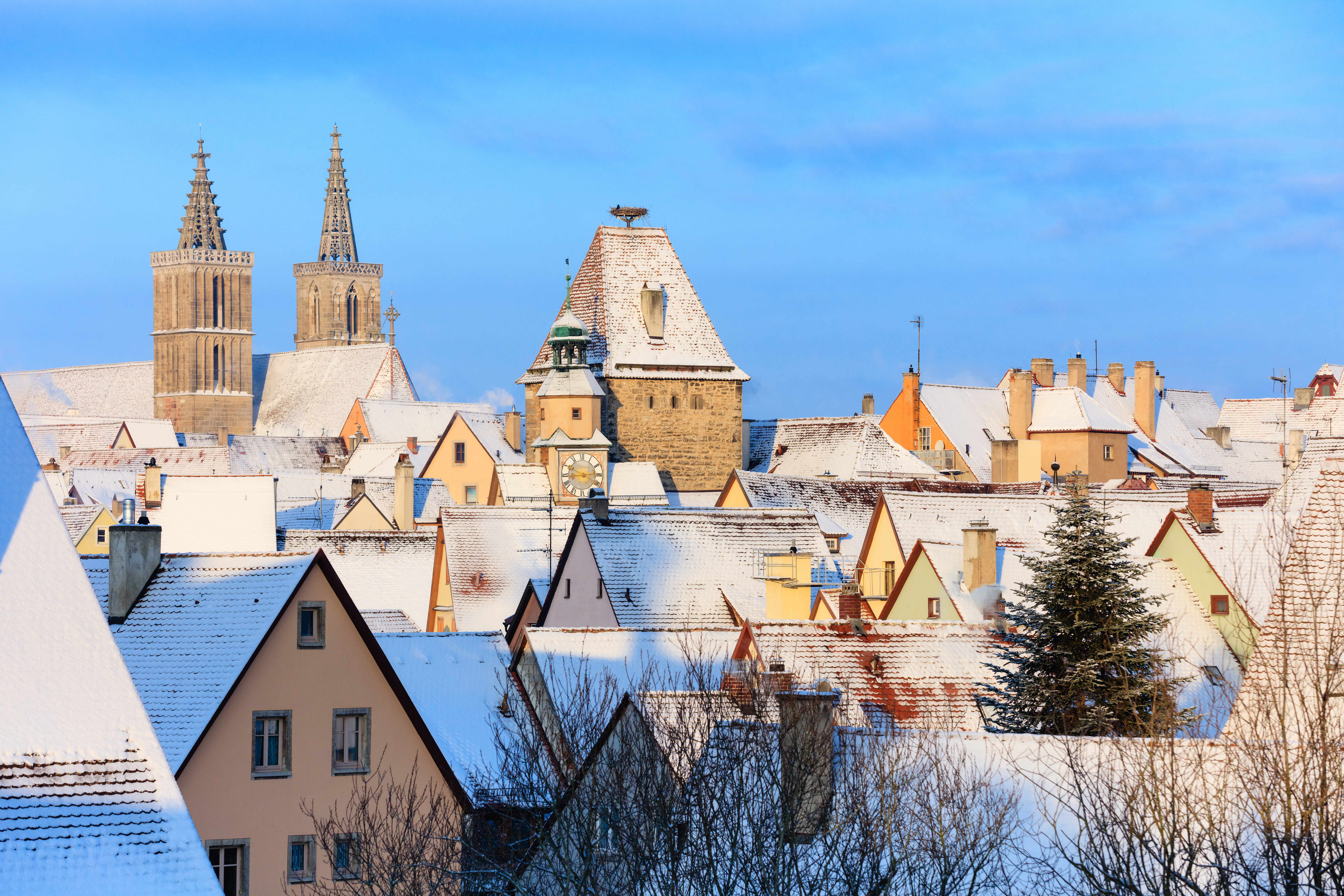 Bindingsværkshuse og gotiske kirketårne i sne i den historiske by Rothenburg Tyskland